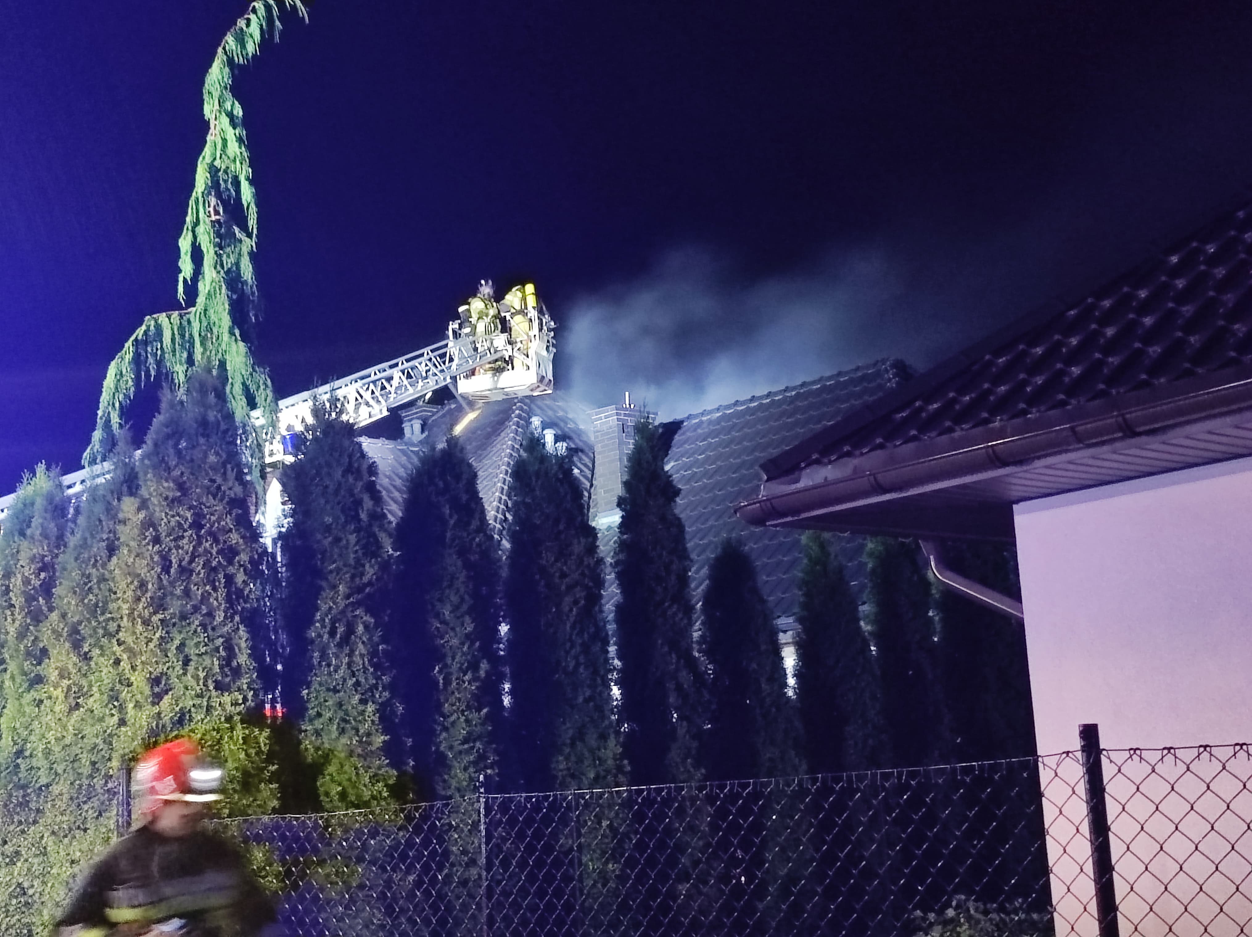 Pożar domu koło Lublina. Wszystko wskazuje na to, że przyczyną było uderzenie pioruna (zdjęcia)