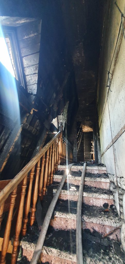 13 zastępów straży pożarnej walczyło z ogniem. Pożar objął dom jednorodzinnym w stylu góralskim (zdjęcia)