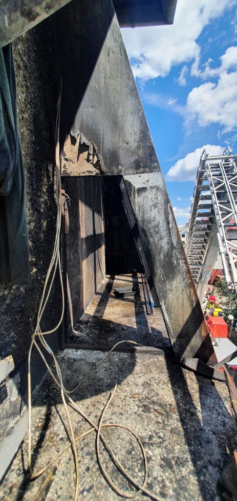 13 zastępów straży pożarnej walczyło z ogniem. Pożar objął dom jednorodzinnym w stylu góralskim (zdjęcia)