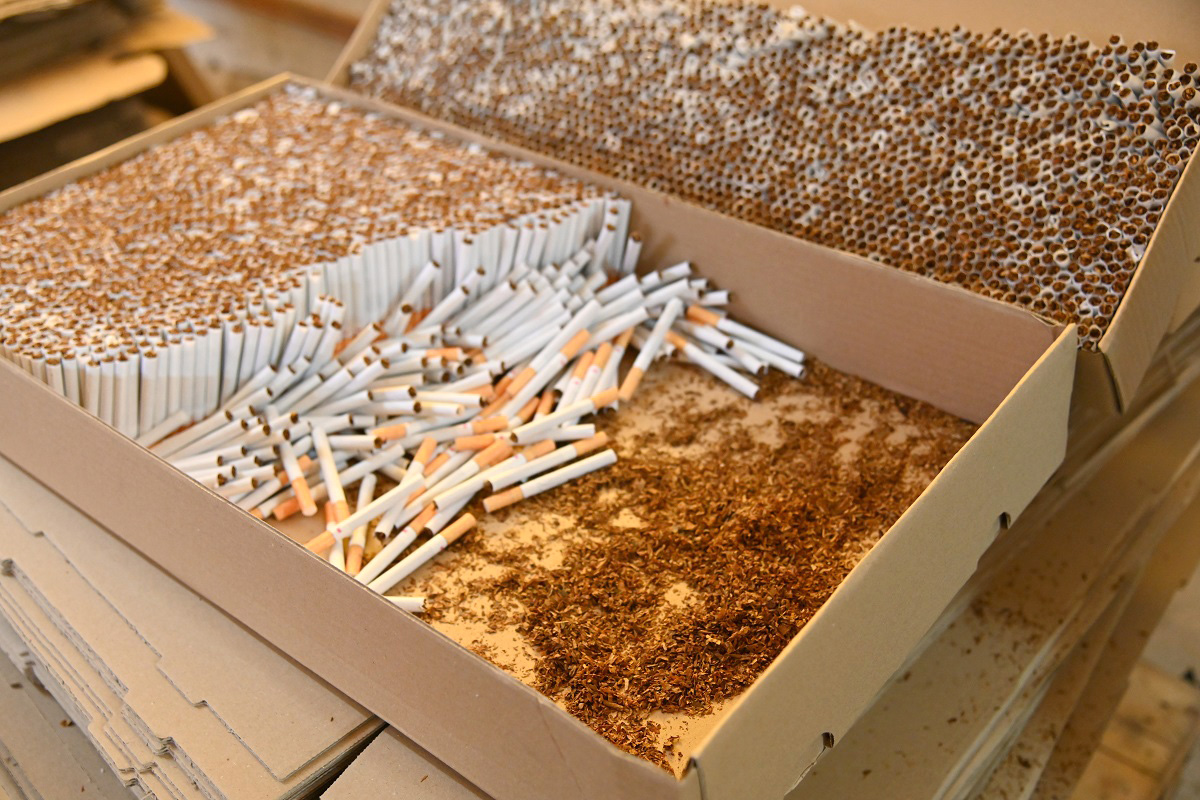 Na obrzeżach Lublina produkowali nielegalne papierosy. Zatrzymano pięć osób (wideo, zdjęcia)