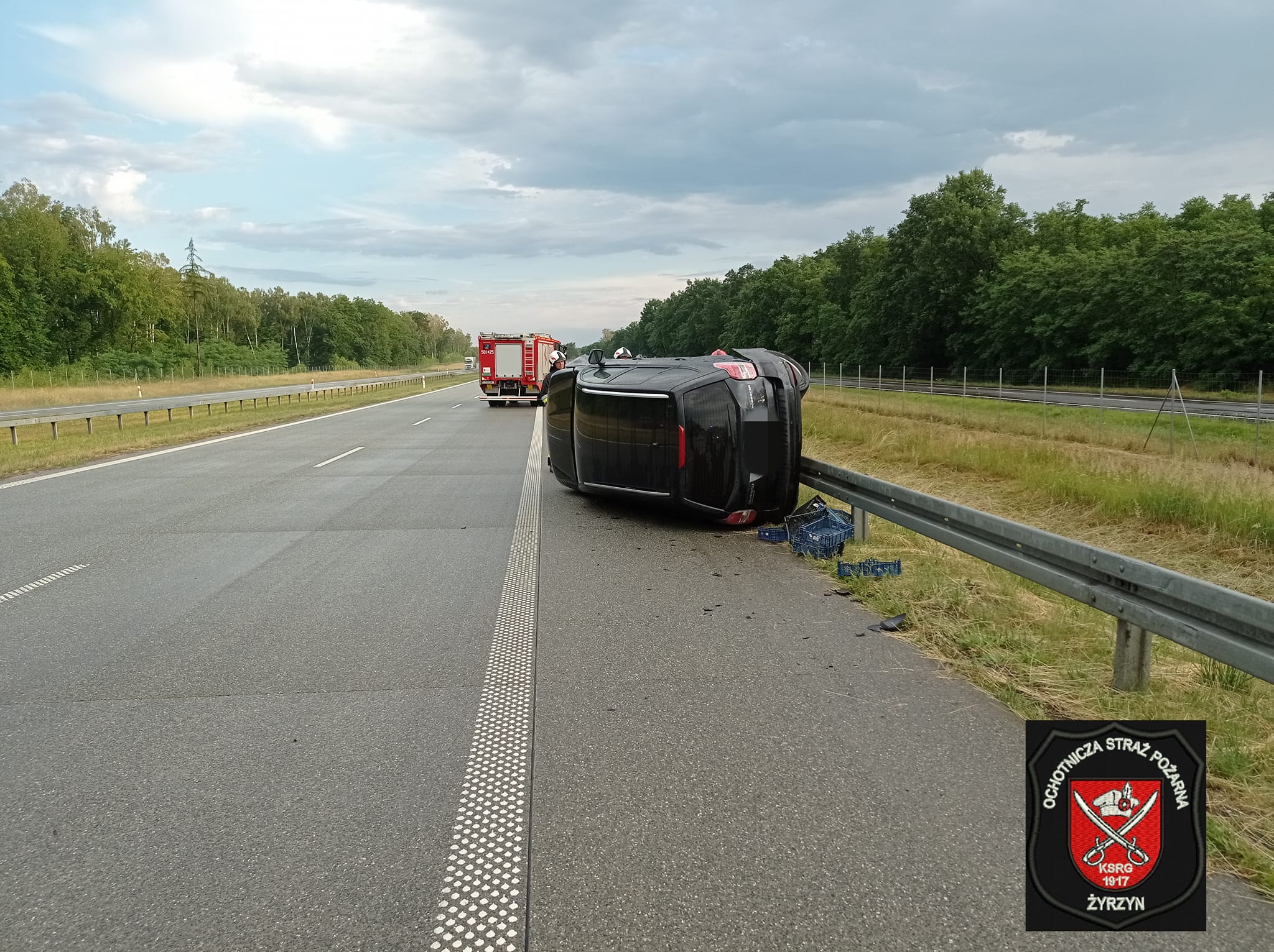 Subaru uderzyło w bariery energochłonne na drodze S17 i przewróciło się na bok (zdjęcia)