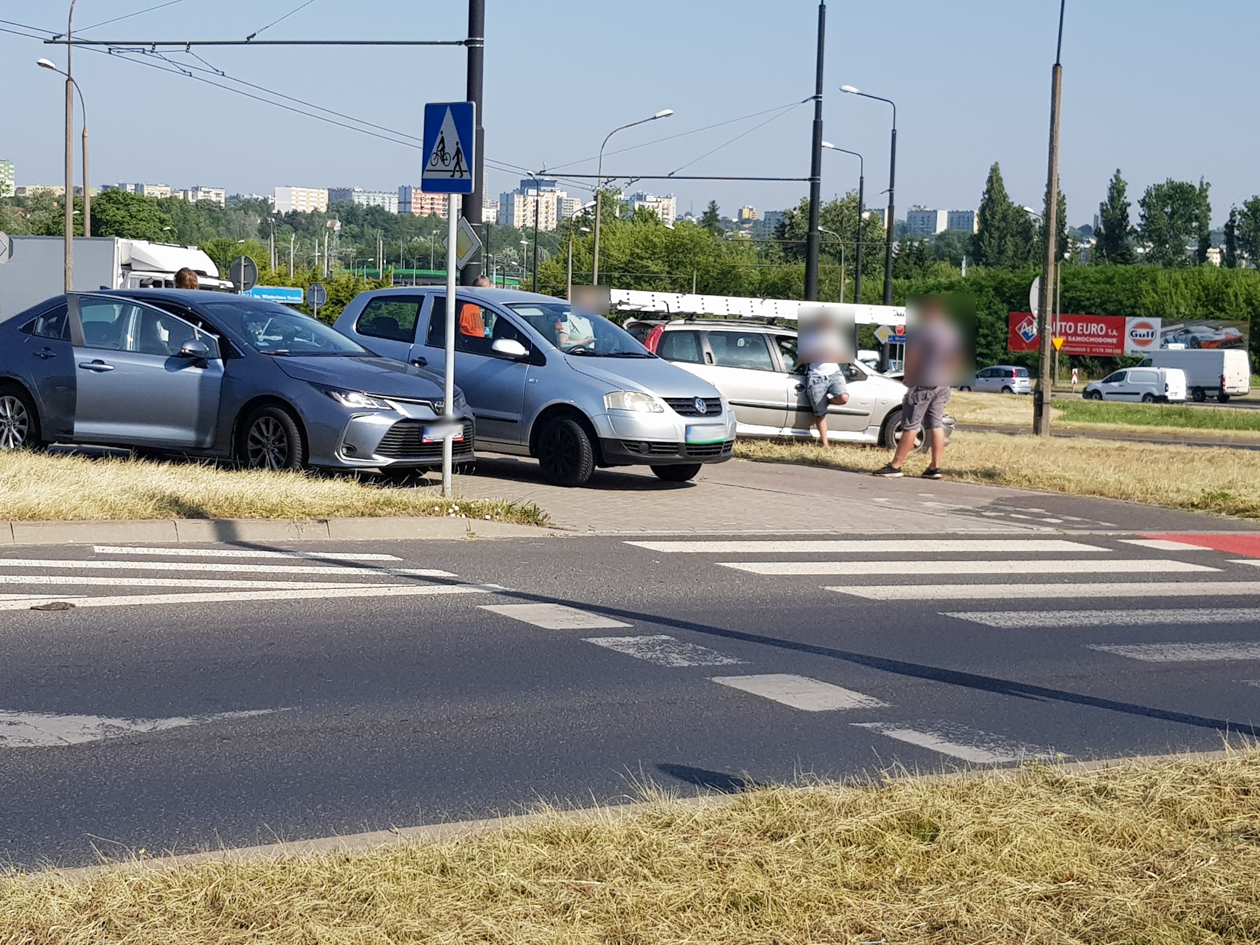 Zderzenie trzech pojazdów osobowych przed przejściem dla pieszych (zdjęcia)