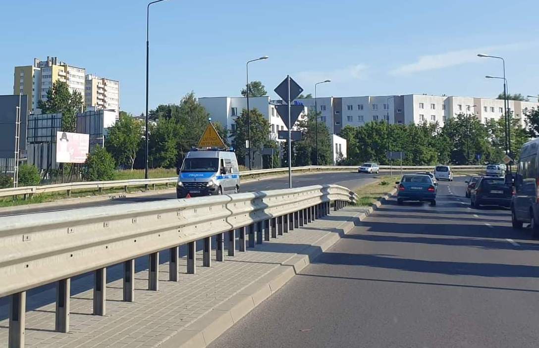 Rowerzysta wjechał w citroena. Wybił tylną szybę, trafił do szpitala (zdjęcia)