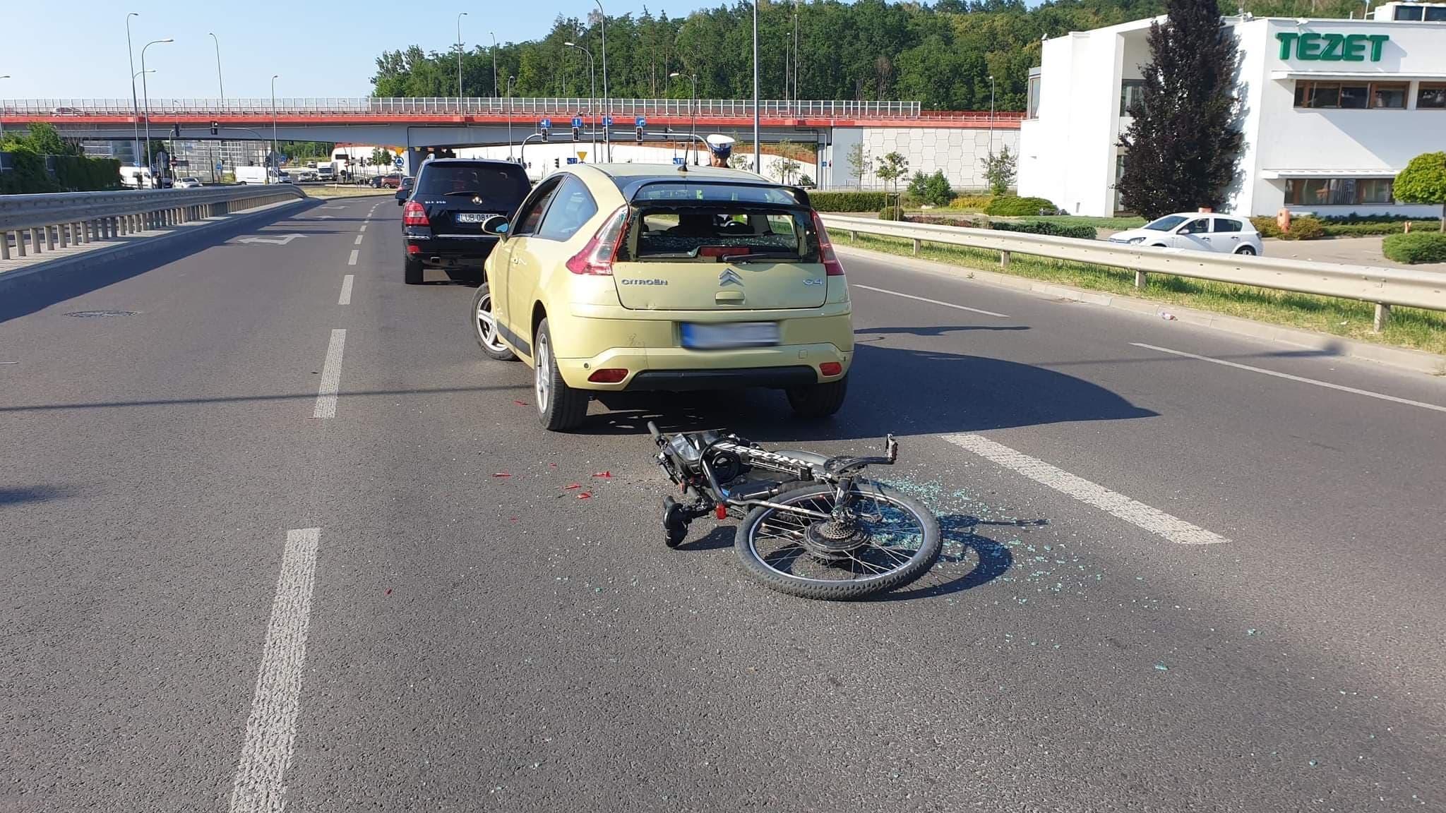 Rowerzysta wjechał w citroena. Wybił tylną szybę, trafił do szpitala (zdjęcia)