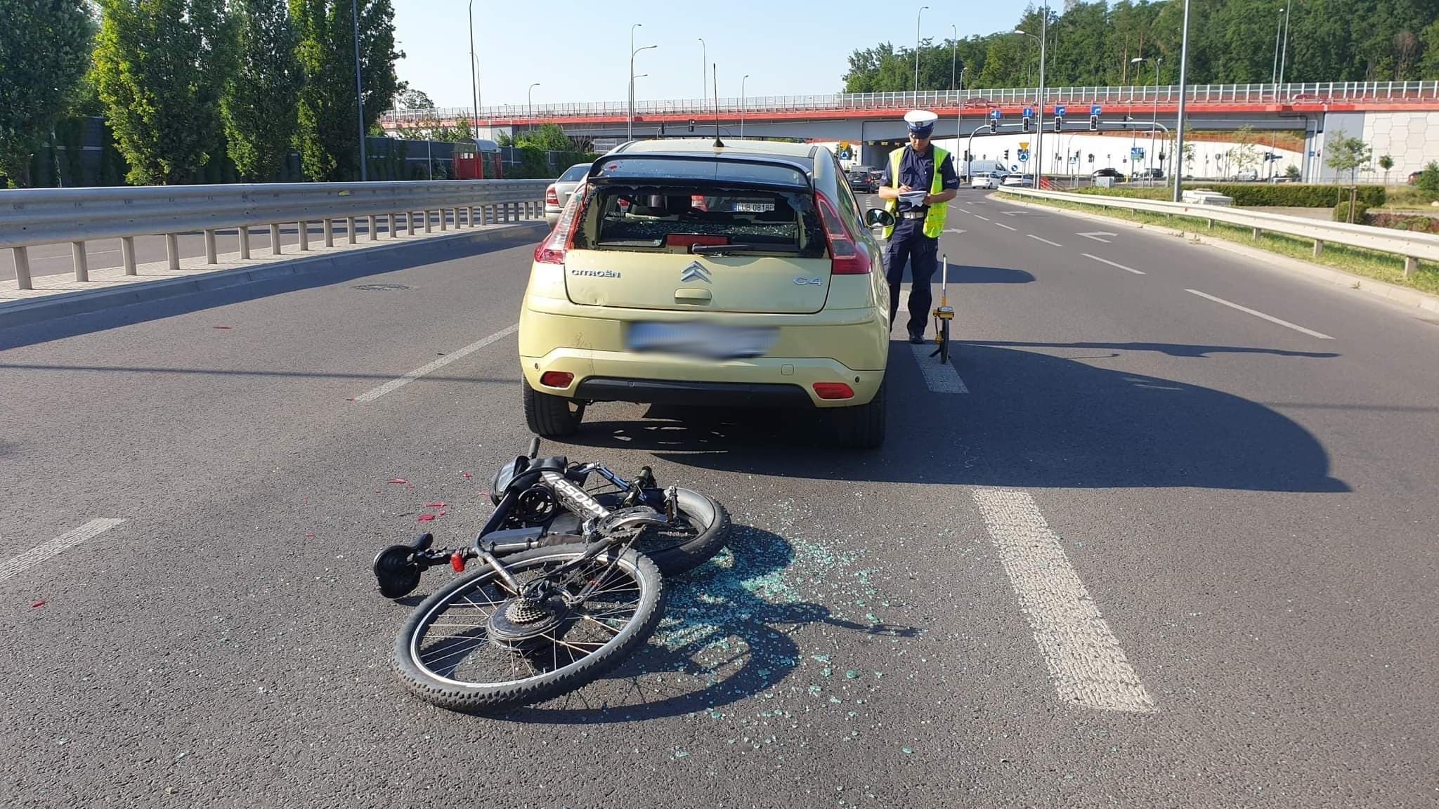 Rowerzysta wjechał w citroena. Wybił tylną szybę, trafił do szpitala (zdjęcia)