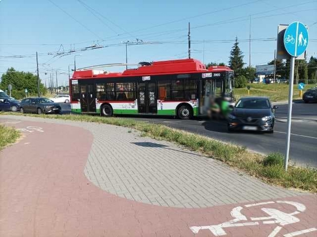 Z lewego pasa skręcała w prawo. Wjechała wprost pod trolejbus (zdjęcia)