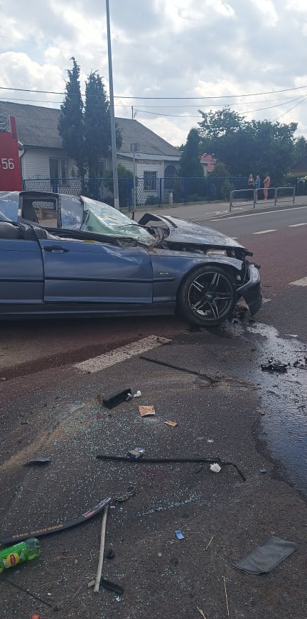 Dachowanie BMW na drodze wojewódzkiej. Dwaj mężczyźni podróżujący pojazdem byli pijani (wideo, zdjęcia)