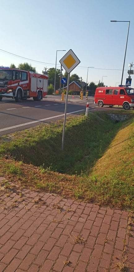 Dachowanie BMW na trasie Lublin – Biłgoraj. Dwie osoby poszkodowane (zdjęcia)