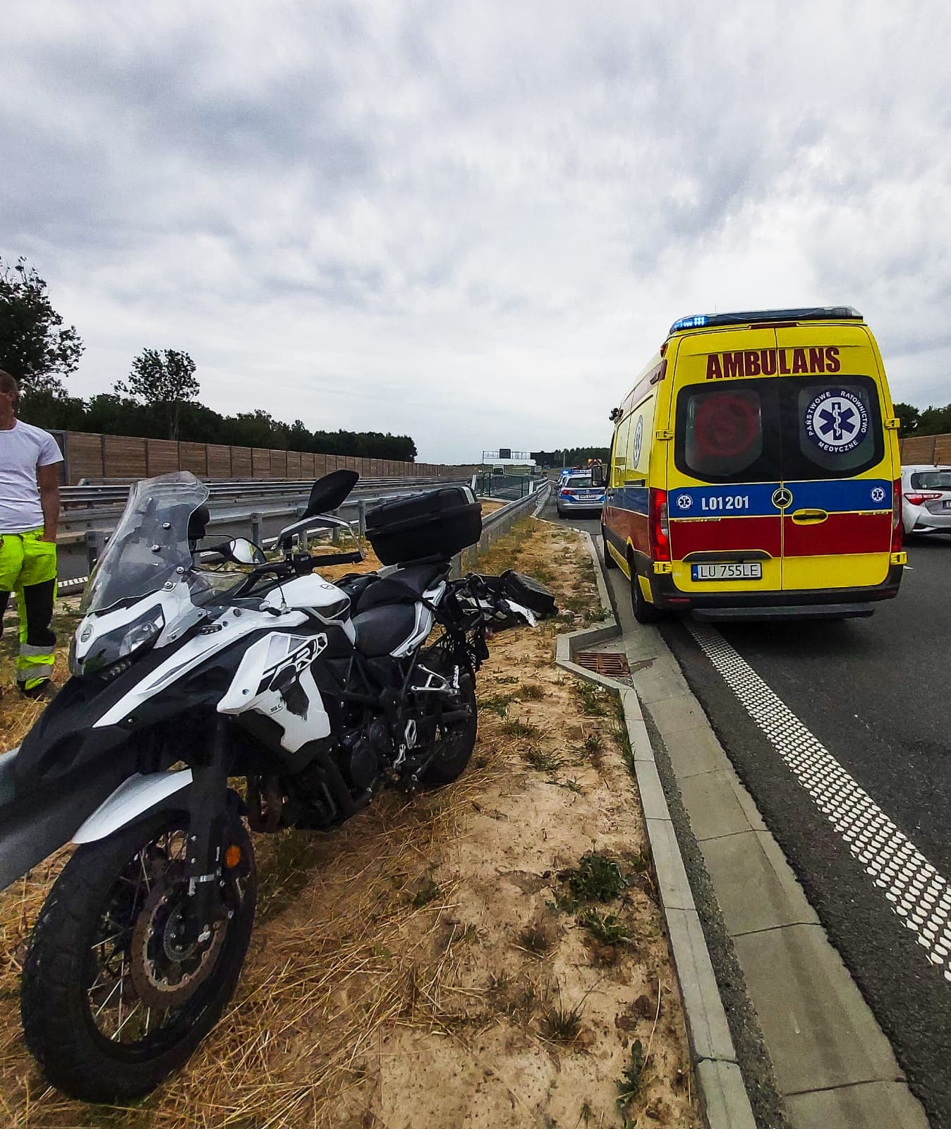 Motocyklista nie zauważył przyczepki służby drogowej na drodze ekspresowej. Doszło do groźnego zdarzenia (zdjęcia)
