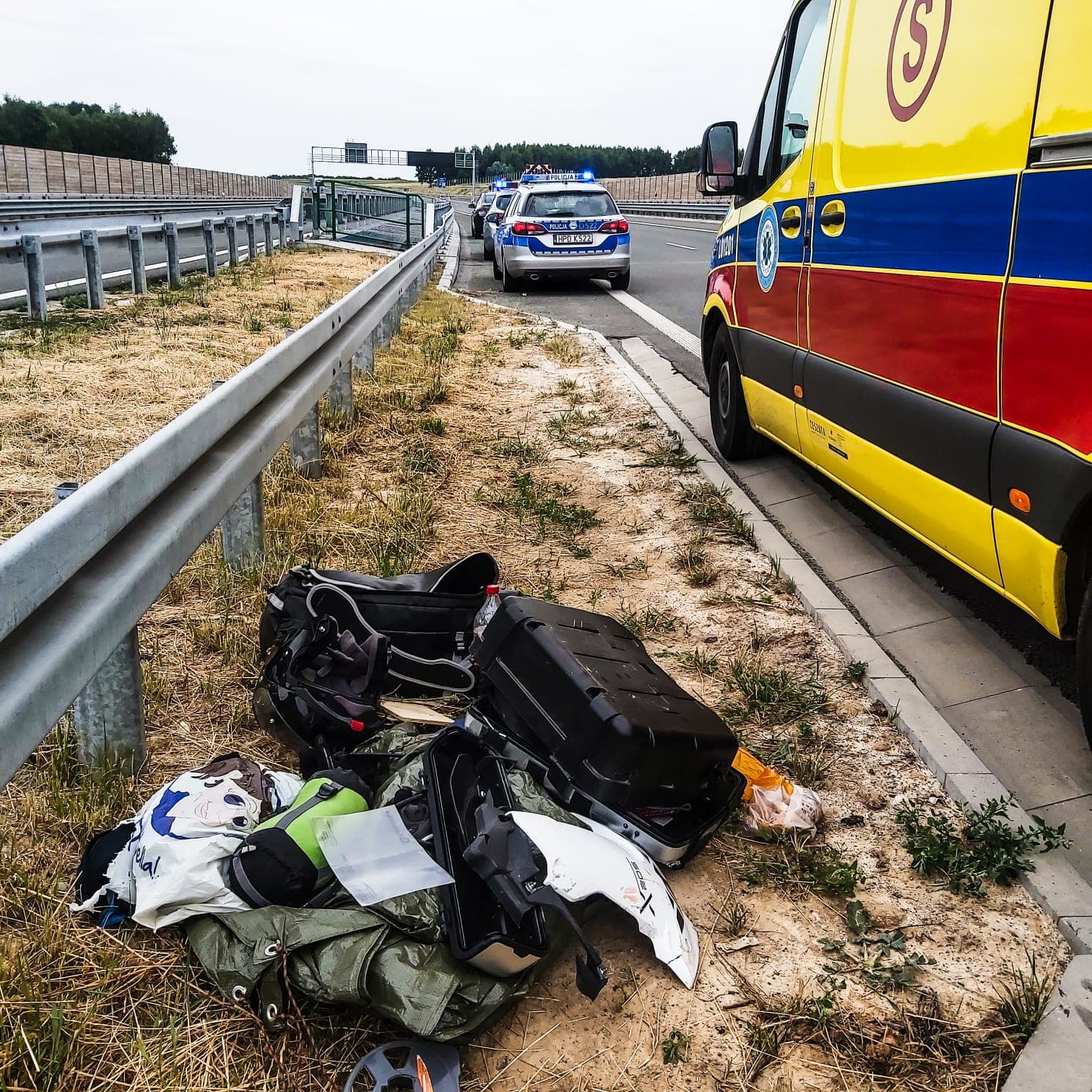 Motocyklista nie zauważył przyczepki służby drogowej na drodze ekspresowej. Doszło do groźnego zdarzenia (zdjęcia)