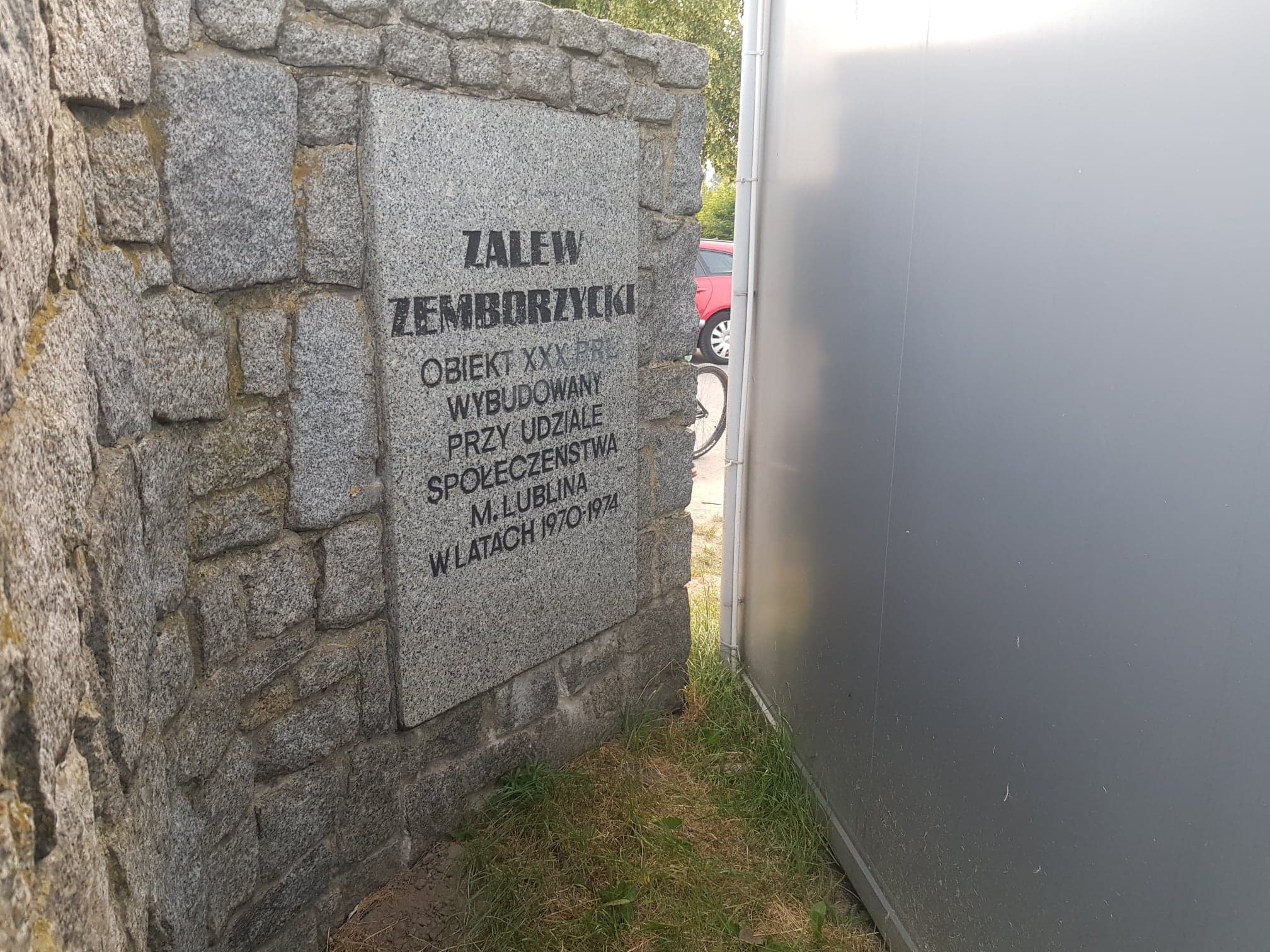 Punkt gastronomiczny zasłania tablicę pamiątkową nad Zalewem Zemborzyckim. Po zakończeniu sezonu budka zostanie przestawiona (zdjęcia)