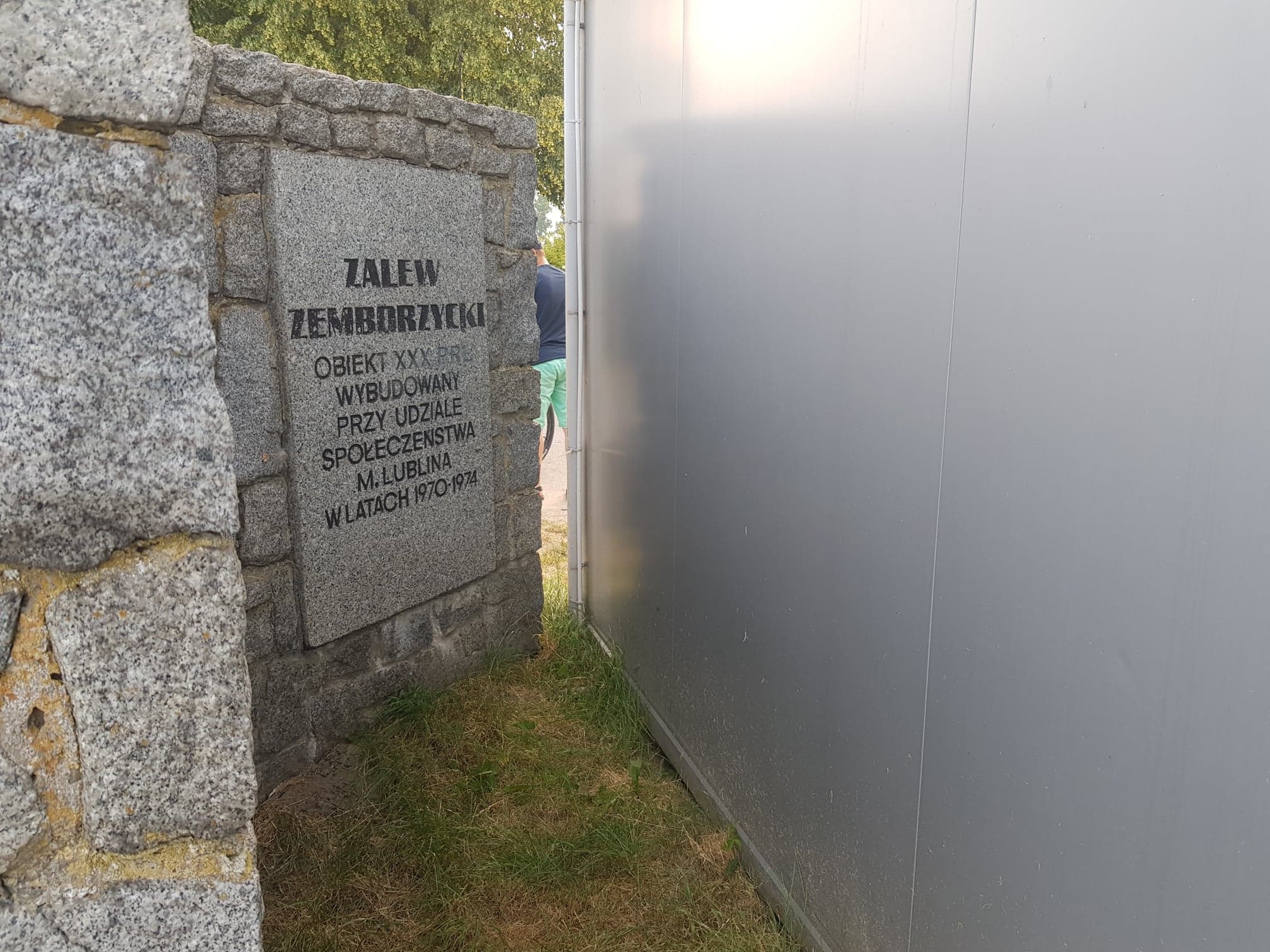 Punkt gastronomiczny zasłania tablicę pamiątkową nad Zalewem Zemborzyckim. Po zakończeniu sezonu budka zostanie przestawiona (zdjęcia)