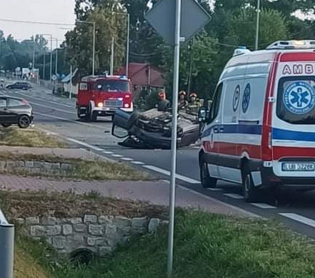 Dachowanie BMW na trasie Lublin – Biłgoraj. Dwie osoby poszkodowane (zdjęcia)