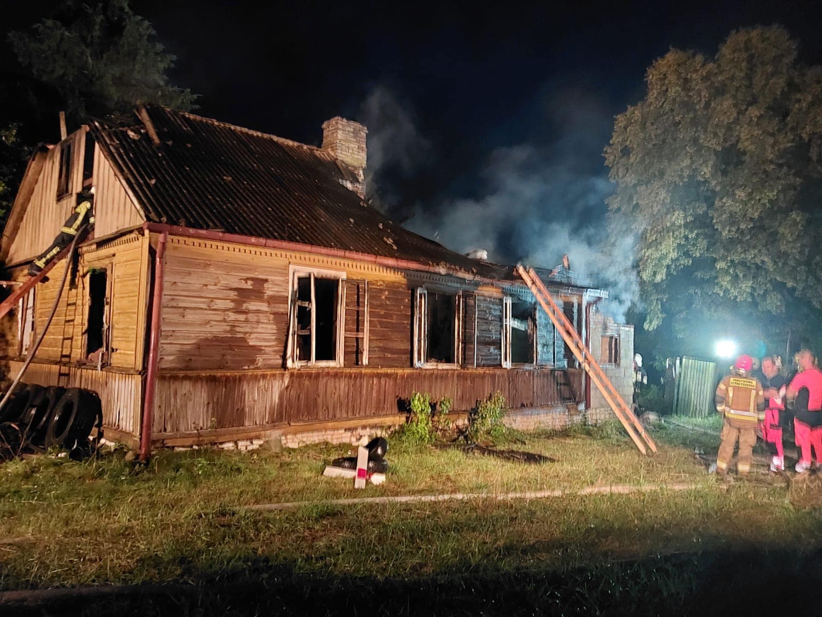 Tragiczny w skutkach pożar domu. W trakcie akcji gaśniczej strażacy natrafili na ciało mężczyzny (zdjęcia)