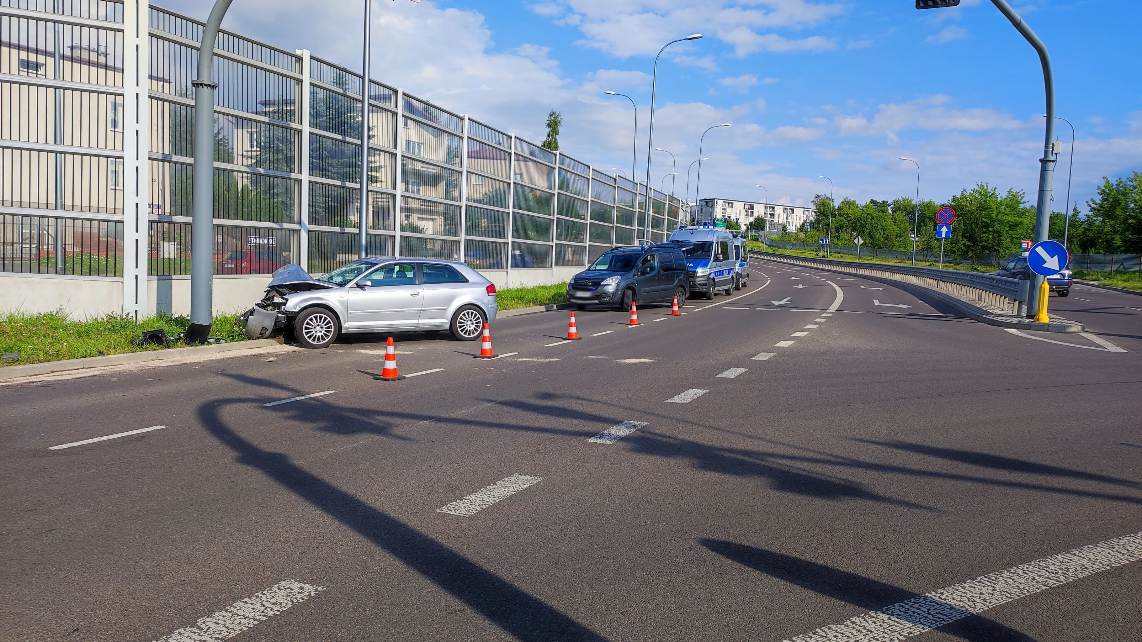 Audi uderzyło w słup sygnalizatora. Policjanci poszukują osoby kierującej pojazdem (zdjęcia)