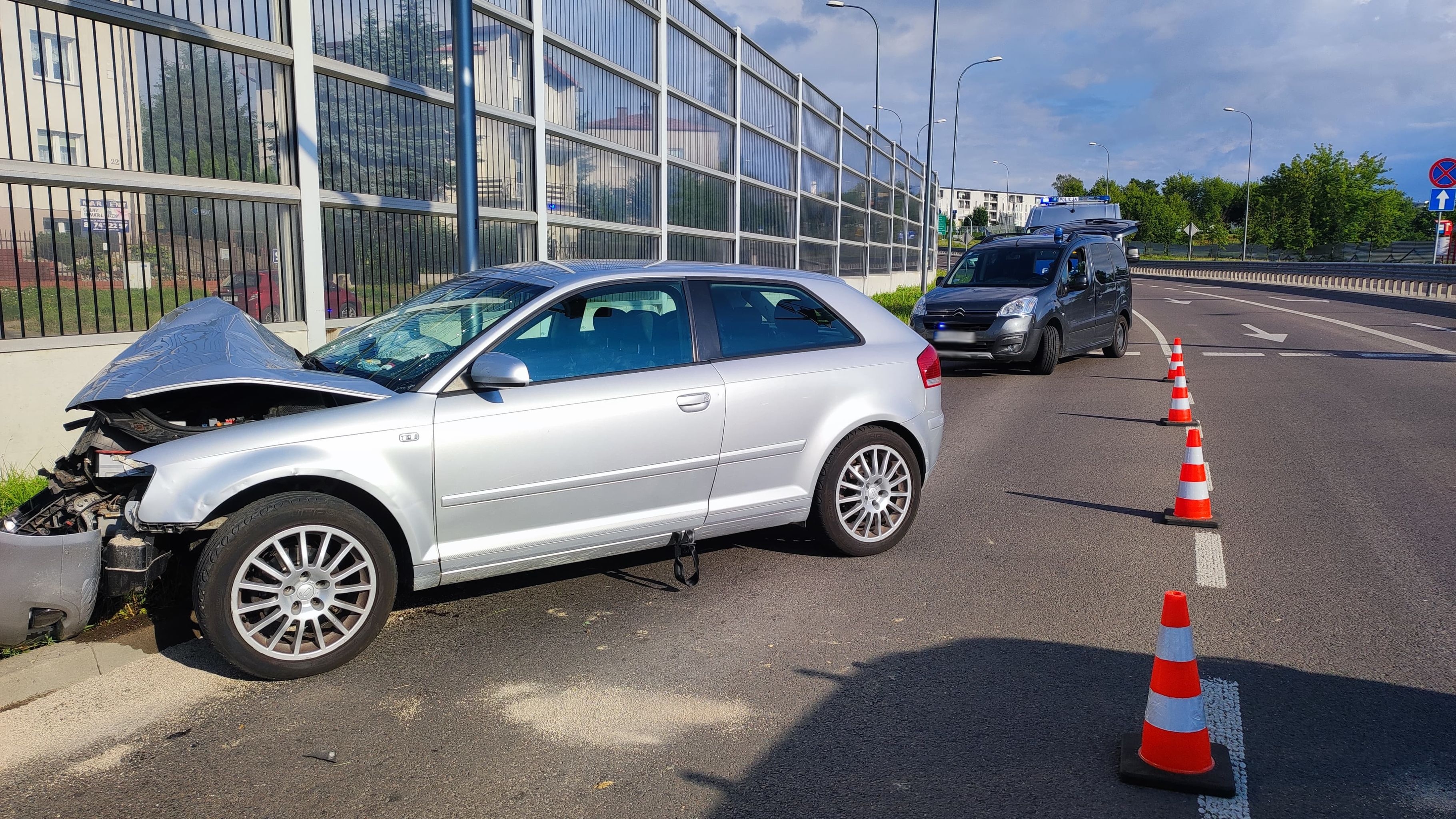 Audi uderzyło w słup sygnalizatora. Policjanci poszukują osoby kierującej pojazdem (zdjęcia)