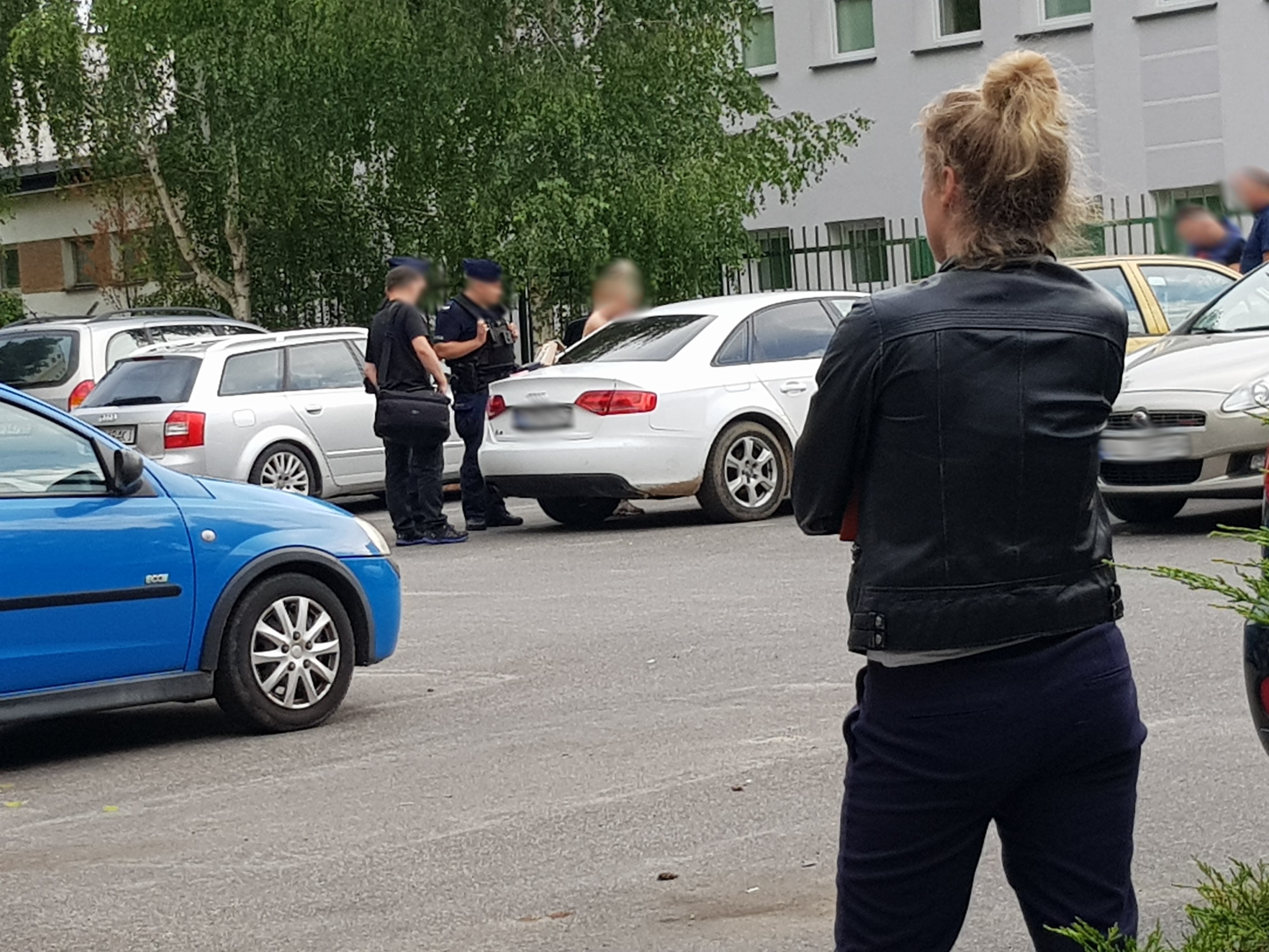 Audi uderzyło w słup, wyciągnął kobietę z auta i zabrał ze sobą. Później uciekał przed policją (zdjęcia)