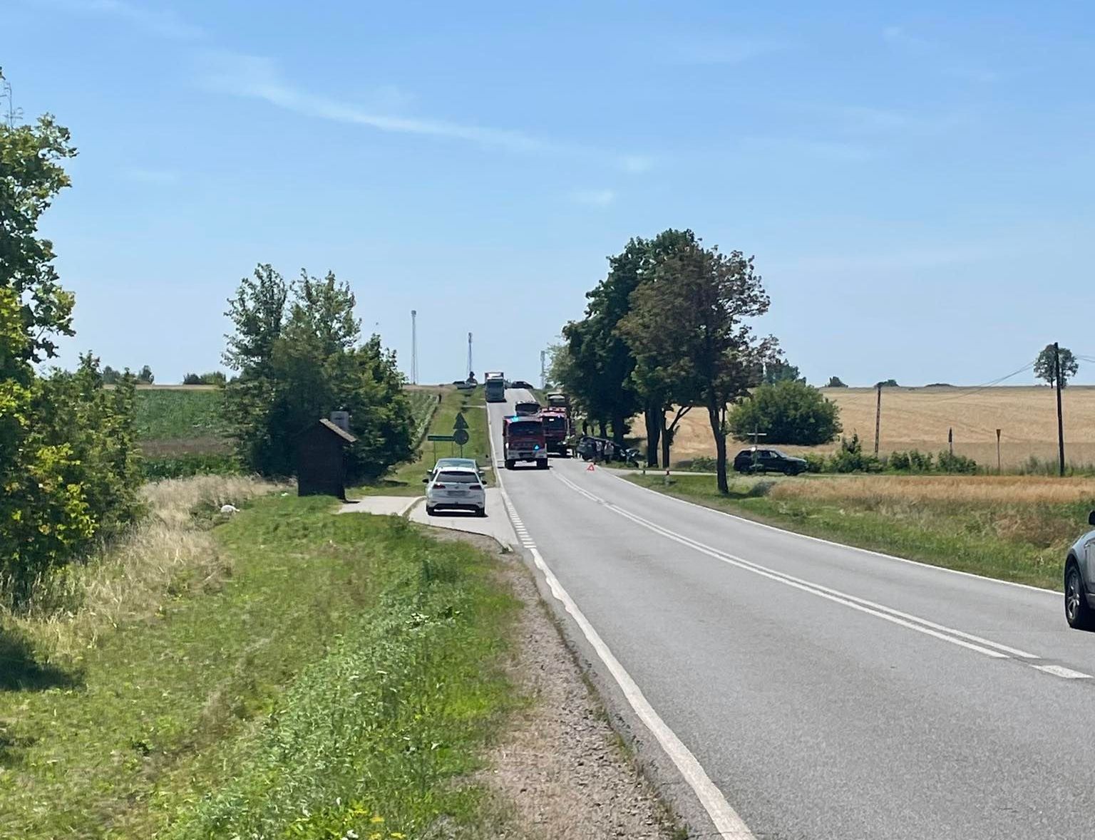 Zderzenie dwóch pojazdów na drodze krajowej nr 74. Trasa Kraśnik – Modliborzyce zablokowana (zdjęcia)