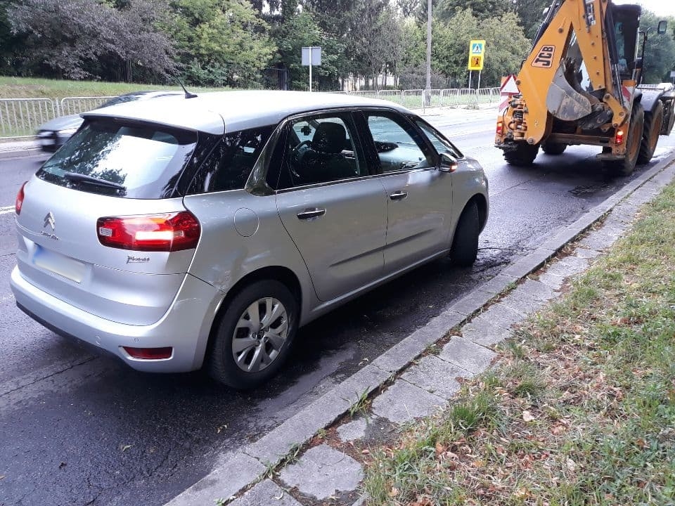 Zahaczył mercedesem o citroena i uderzył w koparkę. Kierowca oddalił się z miejsca zdarzenia (zdjęcia)