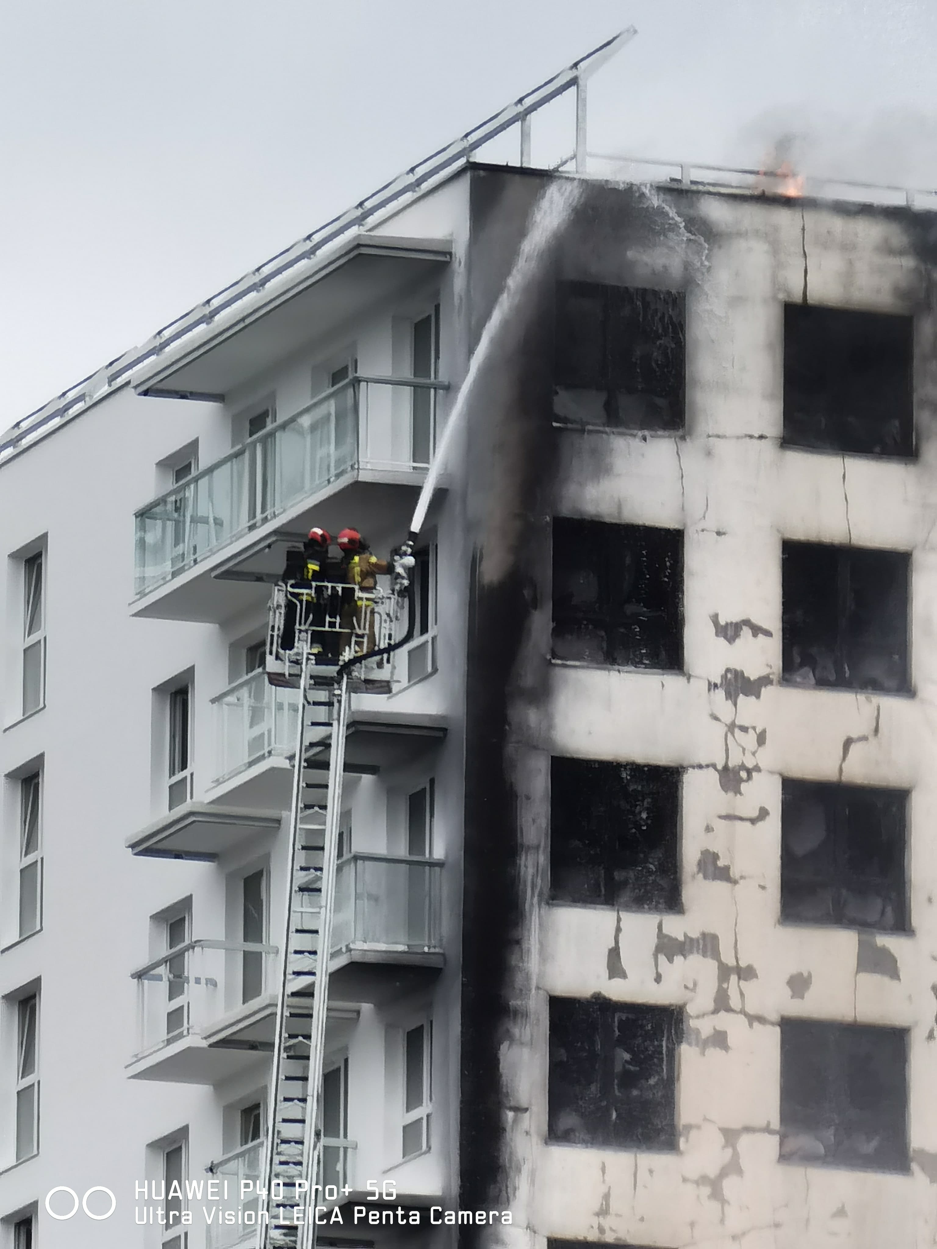Czarny dym nad Lublinem. Ogień pojawił się na budowie przy ul. Północnej (wideo, zdjęcia)