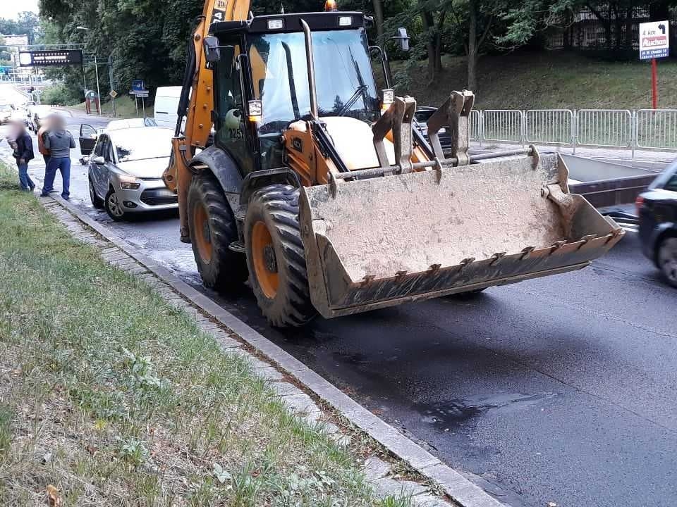 Zahaczył mercedesem o citroena i uderzył w koparkę. Kierowca oddalił się z miejsca zdarzenia (zdjęcia)