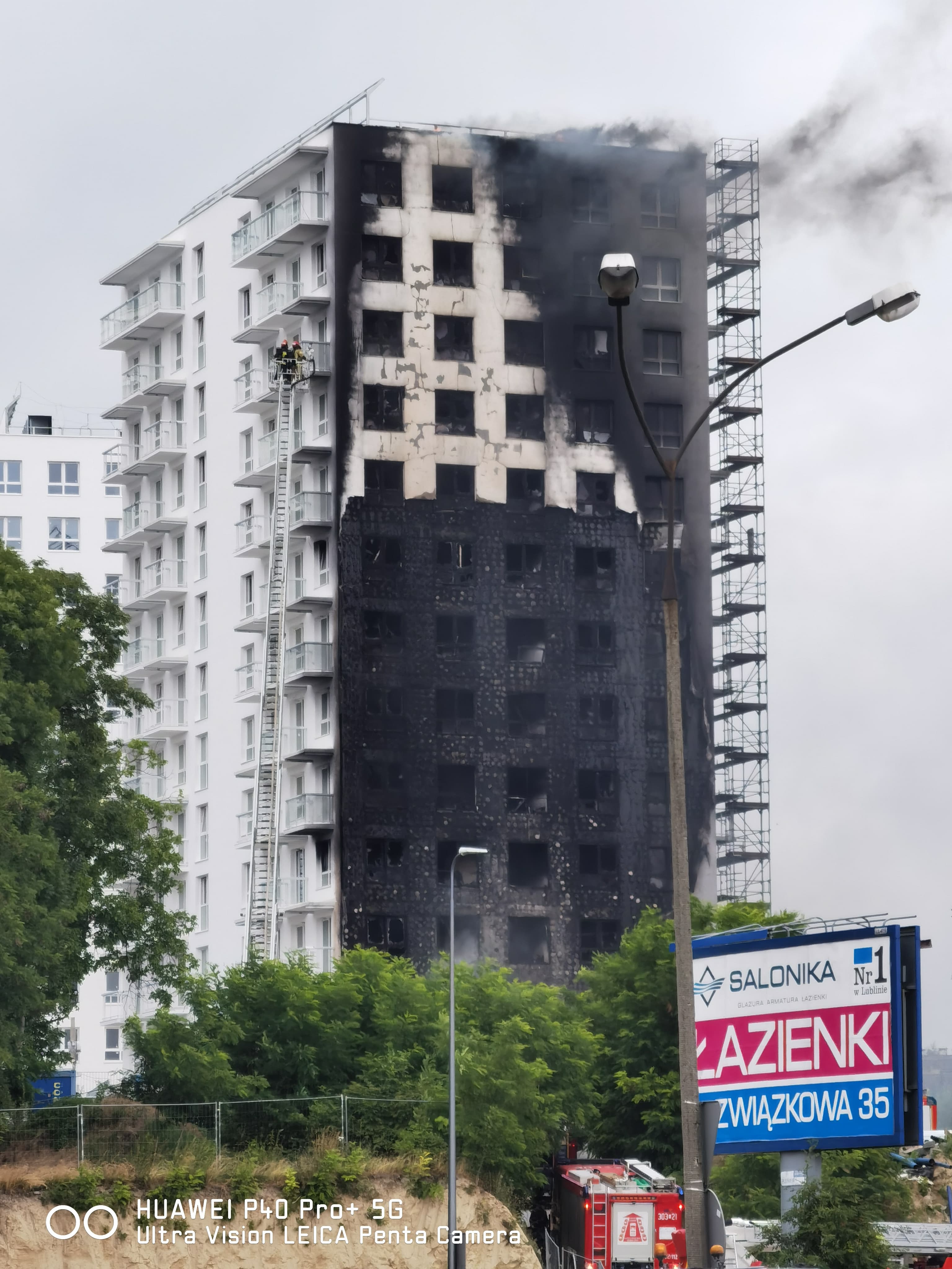 Czarny dym nad Lublinem. Ogień pojawił się na budowie przy ul. Północnej (wideo, zdjęcia)