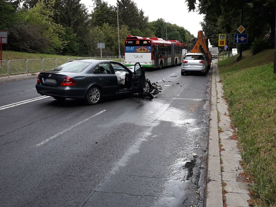 Zahaczył mercedesem o citroena i uderzył w koparkę. Kierowca oddalił się z miejsca zdarzenia (zdjęcia)