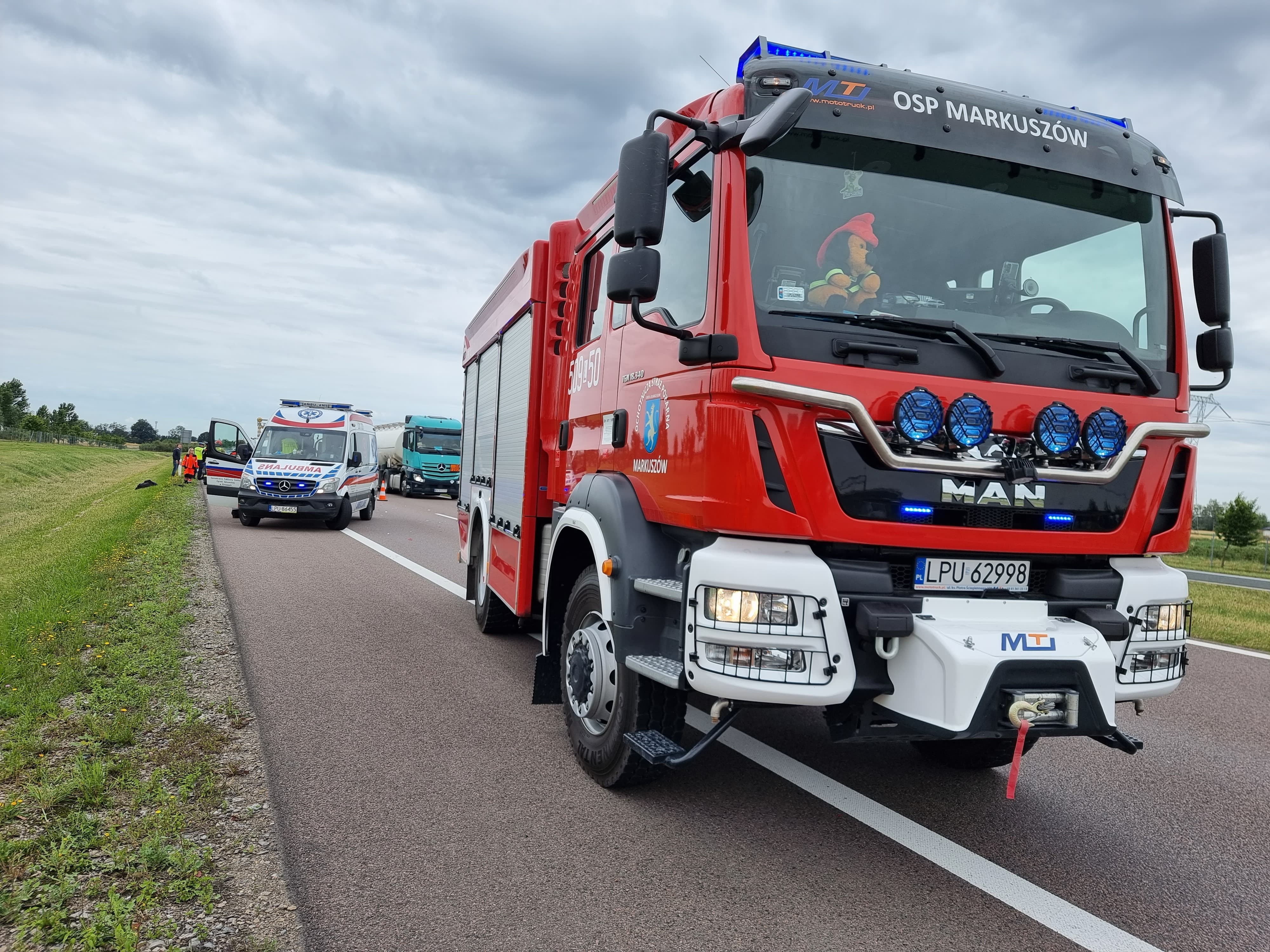 Zderzenie ciężarówki z osobówką na drodze ekspresowej (zdjęcia)