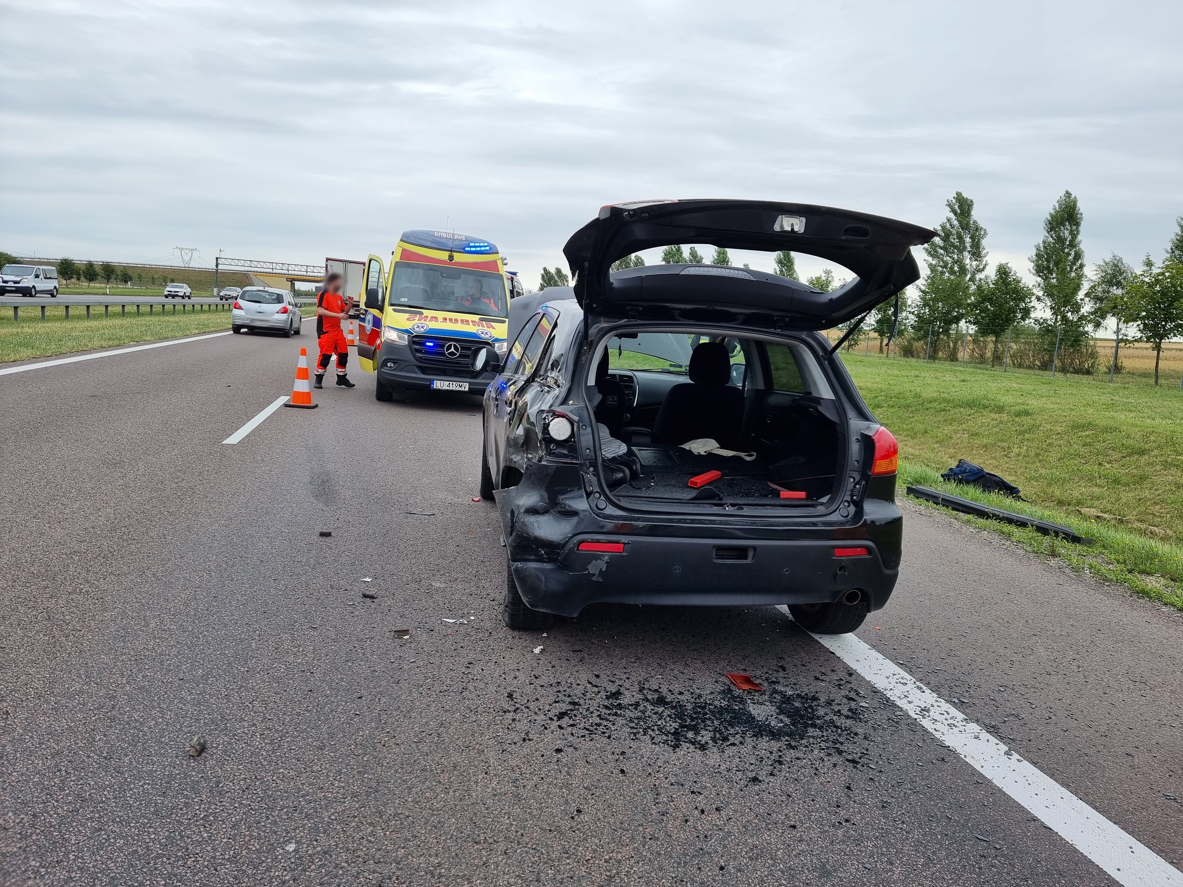 Zderzenie ciężarówki z osobówką na drodze ekspresowej (zdjęcia)