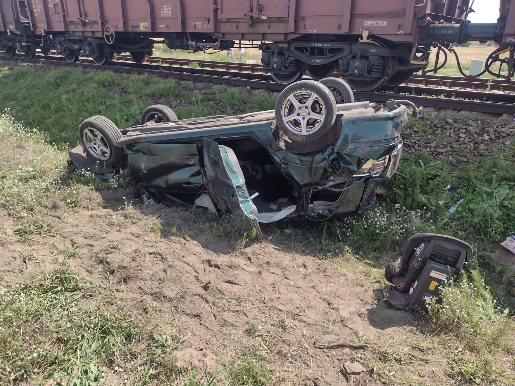 Pociąg uderzył w pojazd, którym podróżowała rodzina. Interweniował śmigłowiec LPR (zdjęcia)
