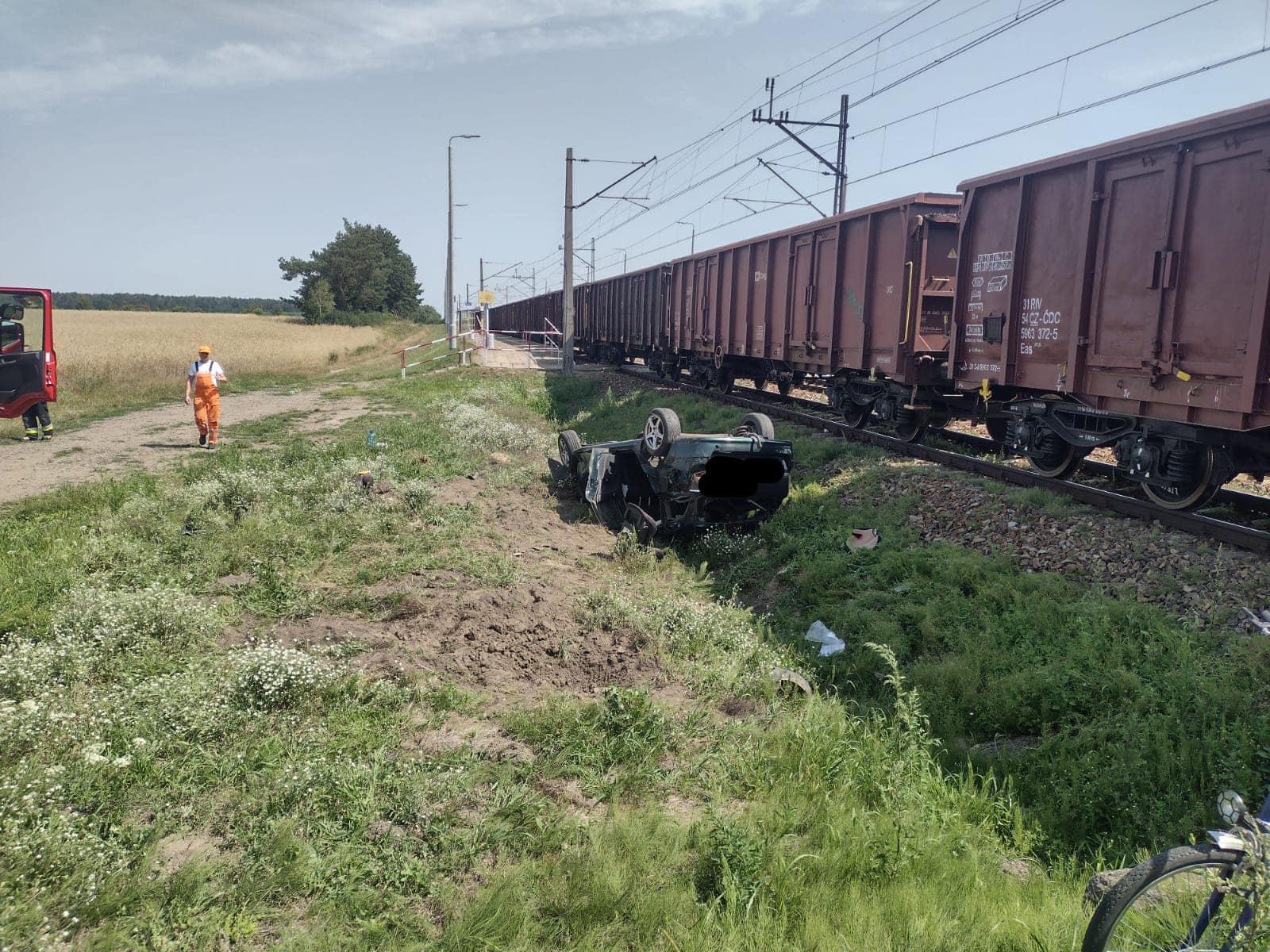 Pociąg uderzył w pojazd, którym podróżowała rodzina. Interweniował śmigłowiec LPR (zdjęcia)