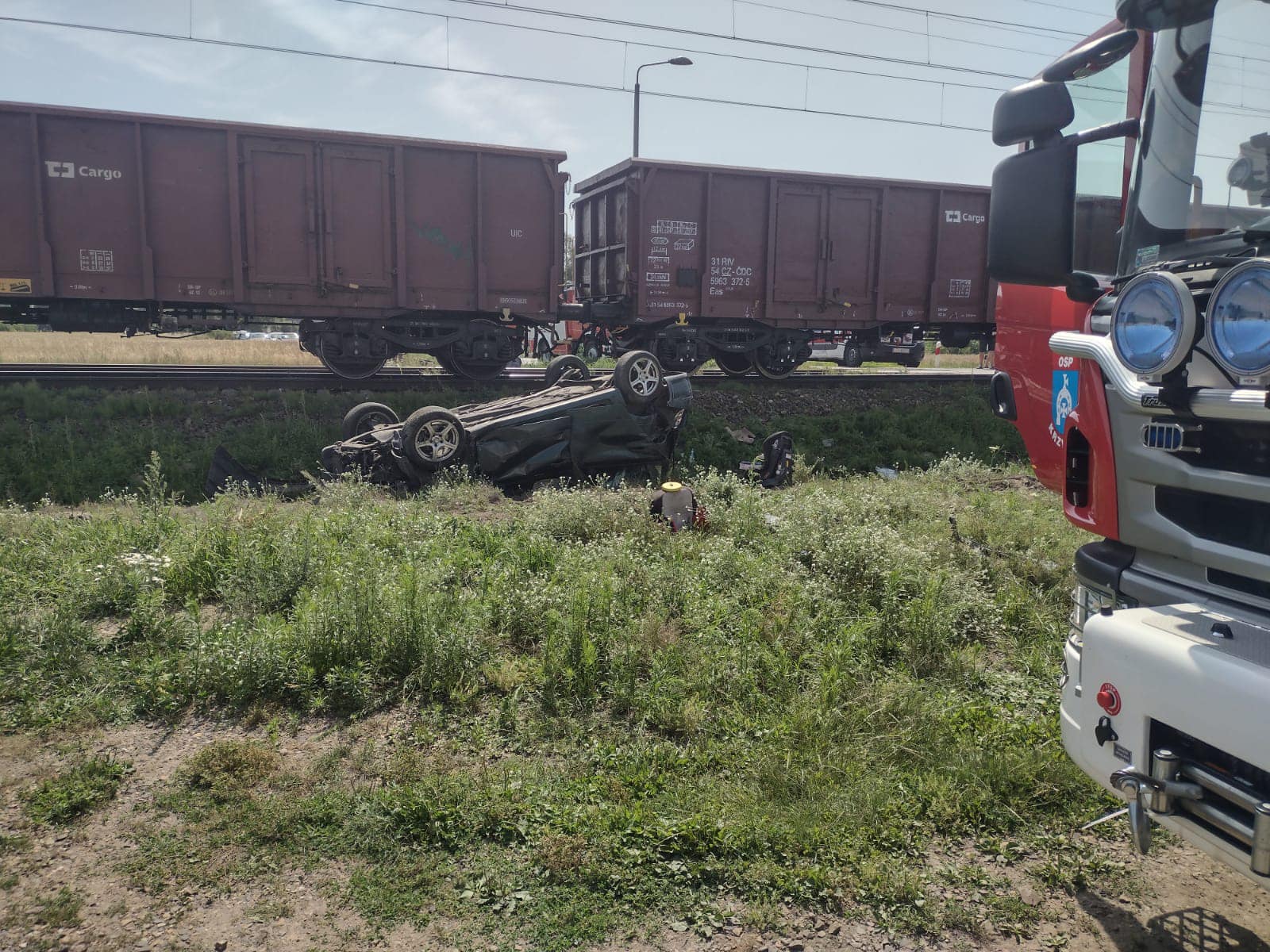 Pociąg uderzył w pojazd, którym podróżowała rodzina. Interweniował śmigłowiec LPR (zdjęcia)