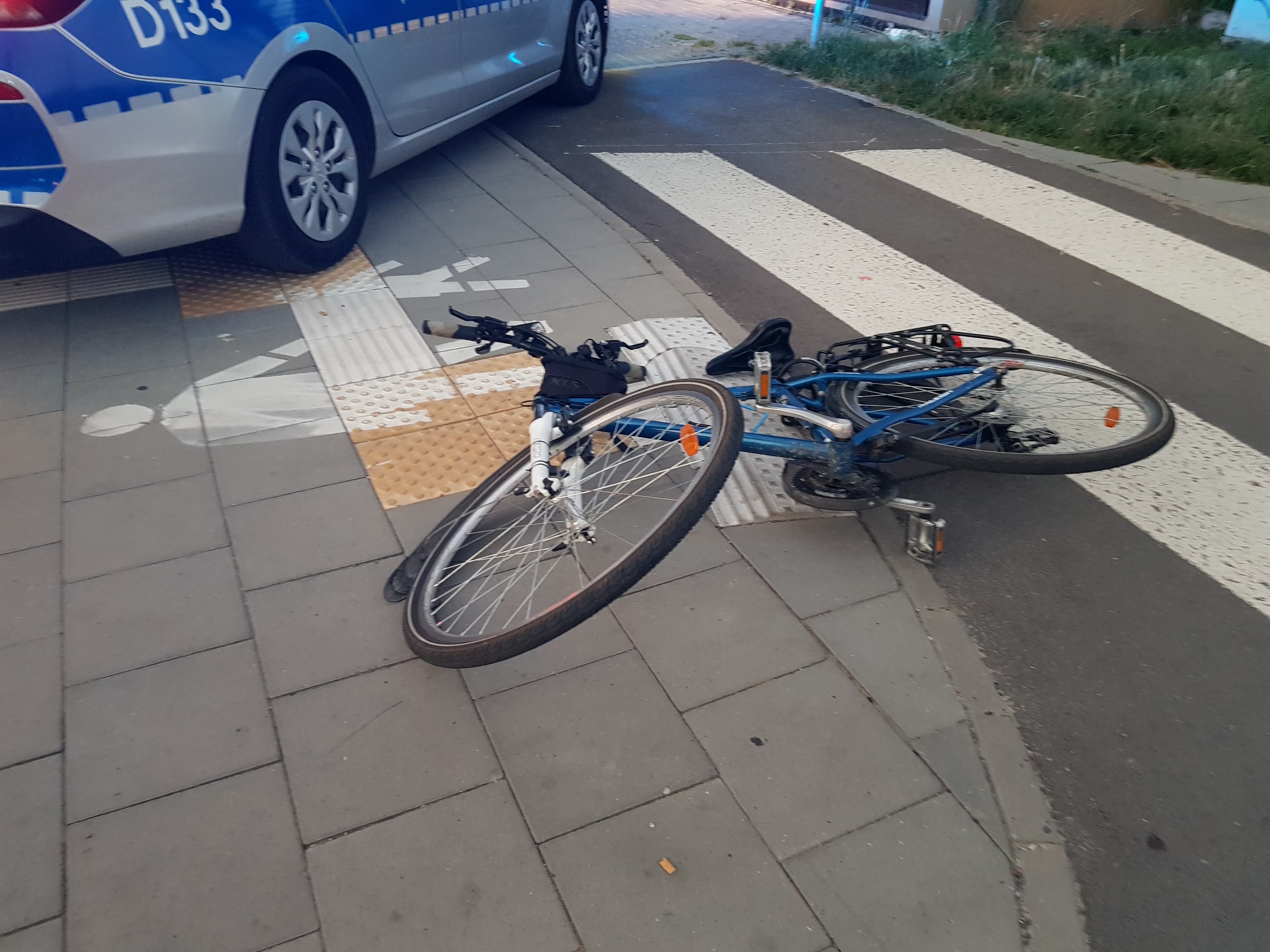Przepuścił pieszych, nie zauważył jadącego rowerzysty. Cyklista trafił do szpitala (zdjęcia)
