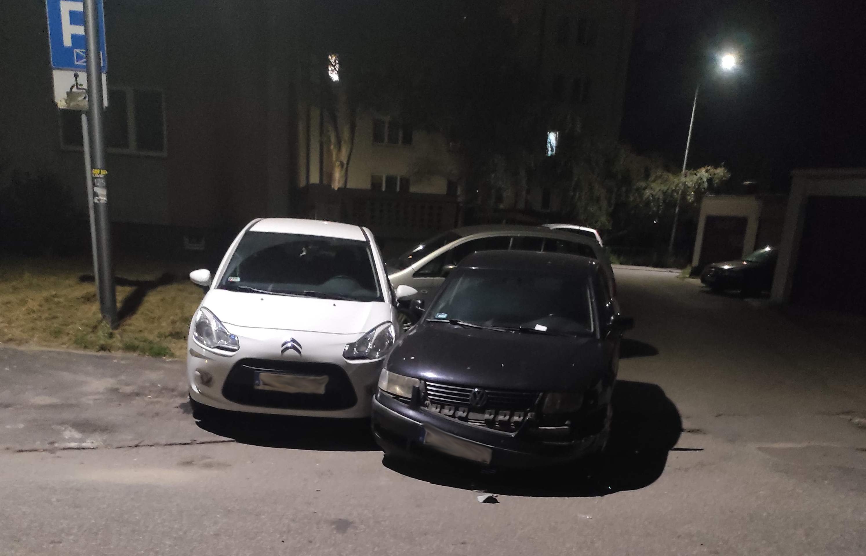 Uszkodzone barierki i dwa samochody. Trwa ustalanie, kto w nocy „szalał” na ul. Hutniczej (zdjęcia)