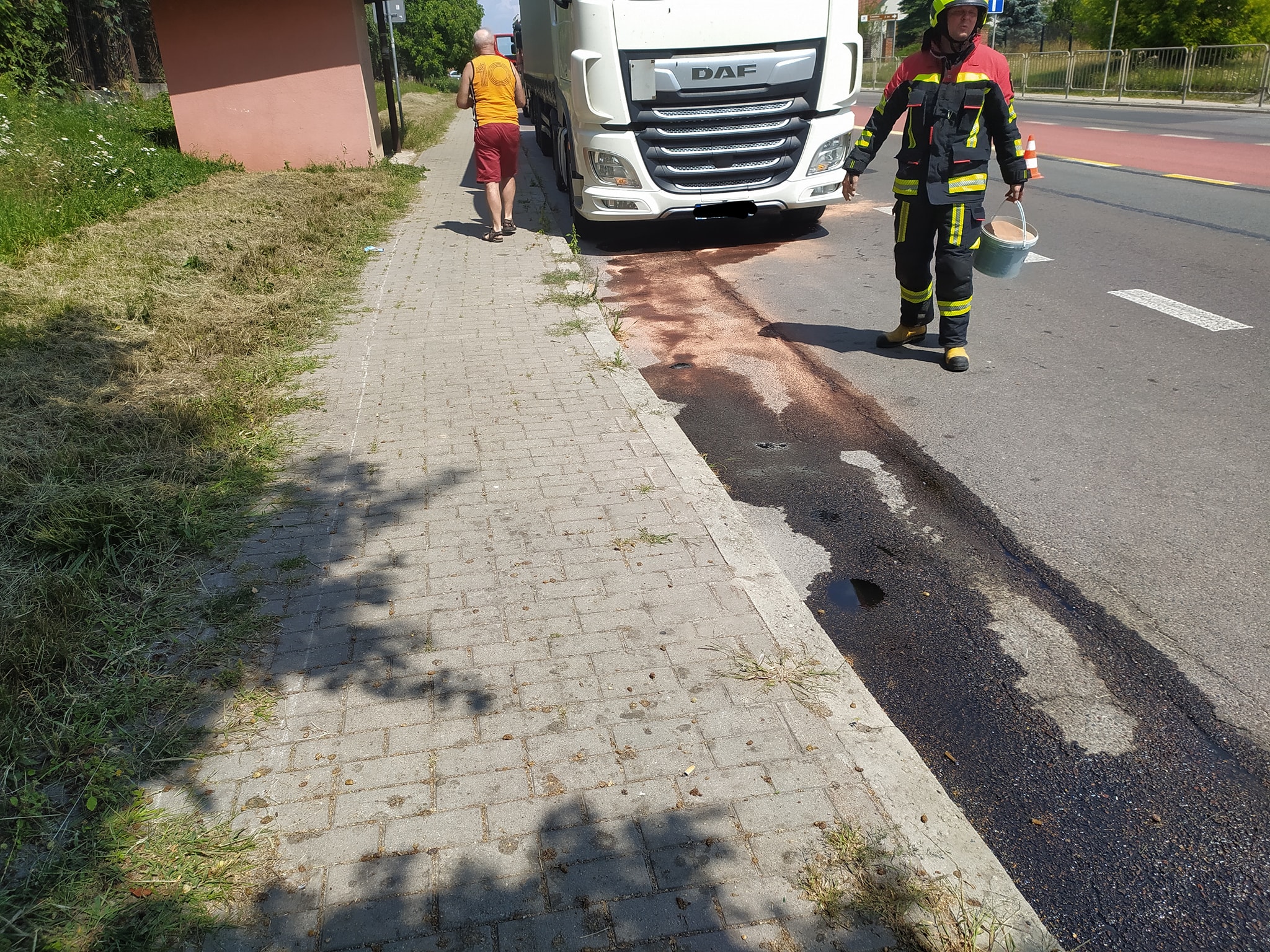 Najpierw pożar, potem wyciek paliwa z ciężarówki. Strażacy interweniowali do obu zdarzeń (zdjęcia)