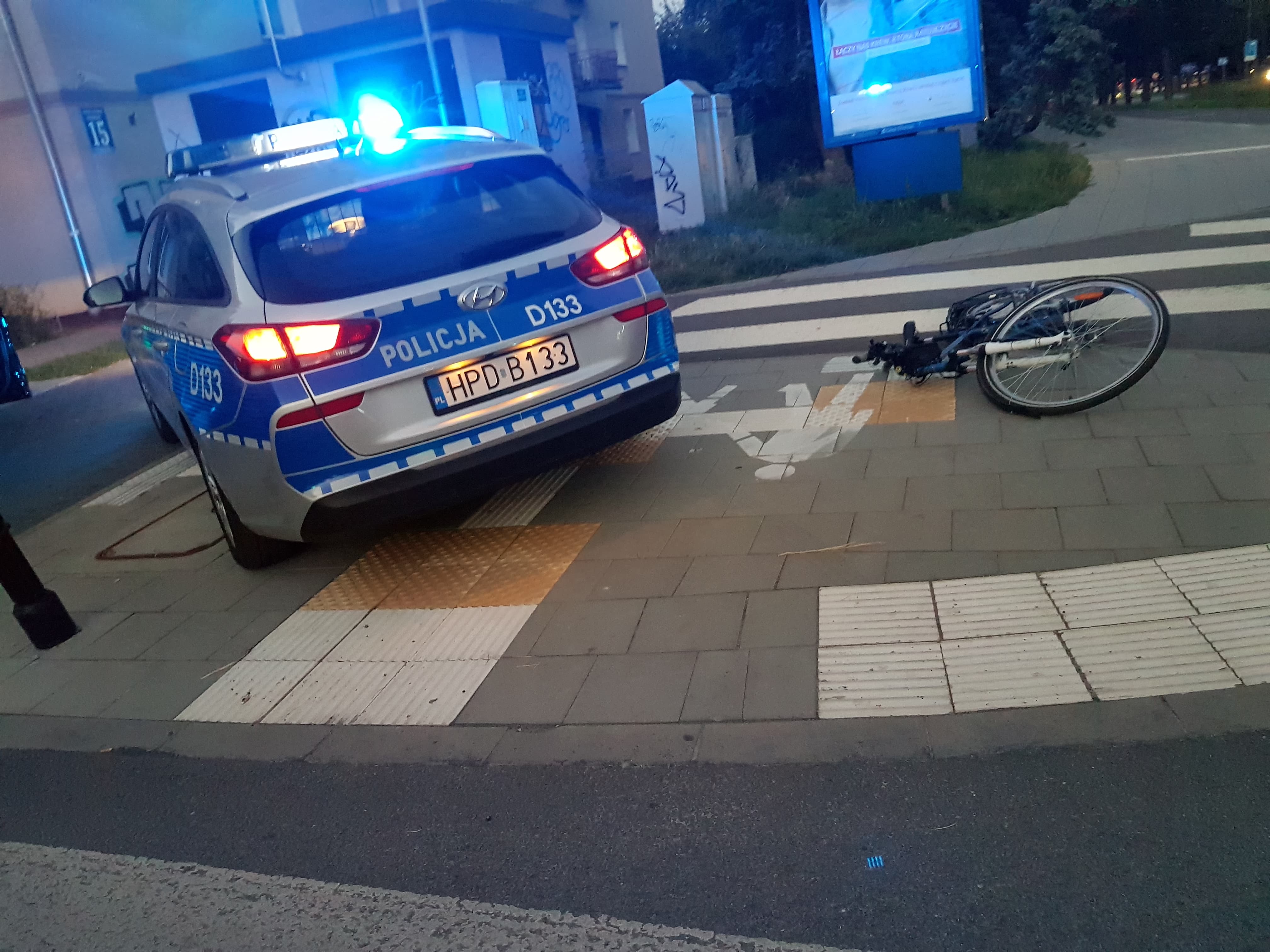 Przepuścił pieszych, nie zauważył jadącego rowerzysty. Cyklista trafił do szpitala (zdjęcia)