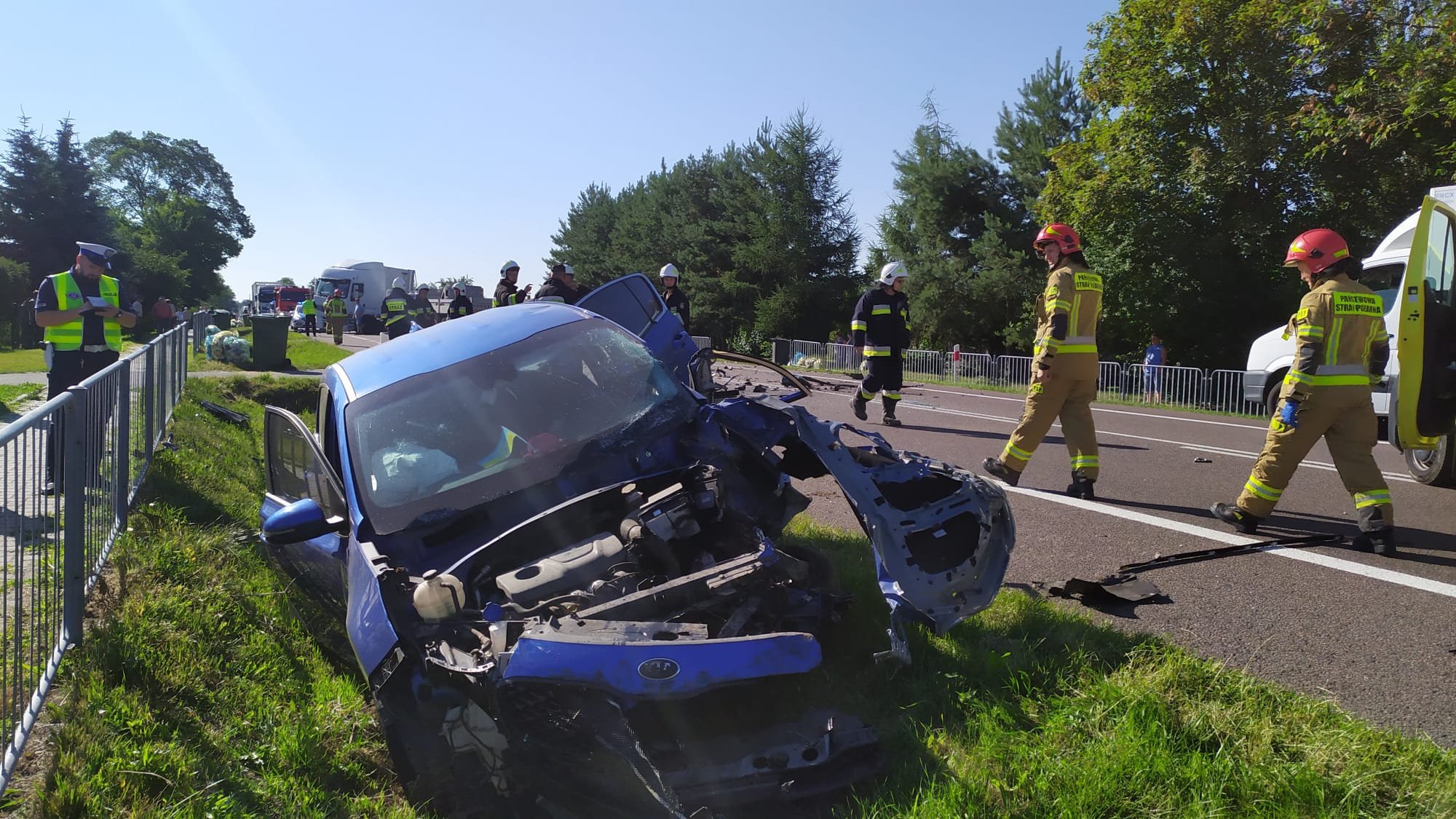 Po zderzeniu ciężarówki z pojazdem osobowym zablokowana droga krajowa nr 17 (zdjęcia)