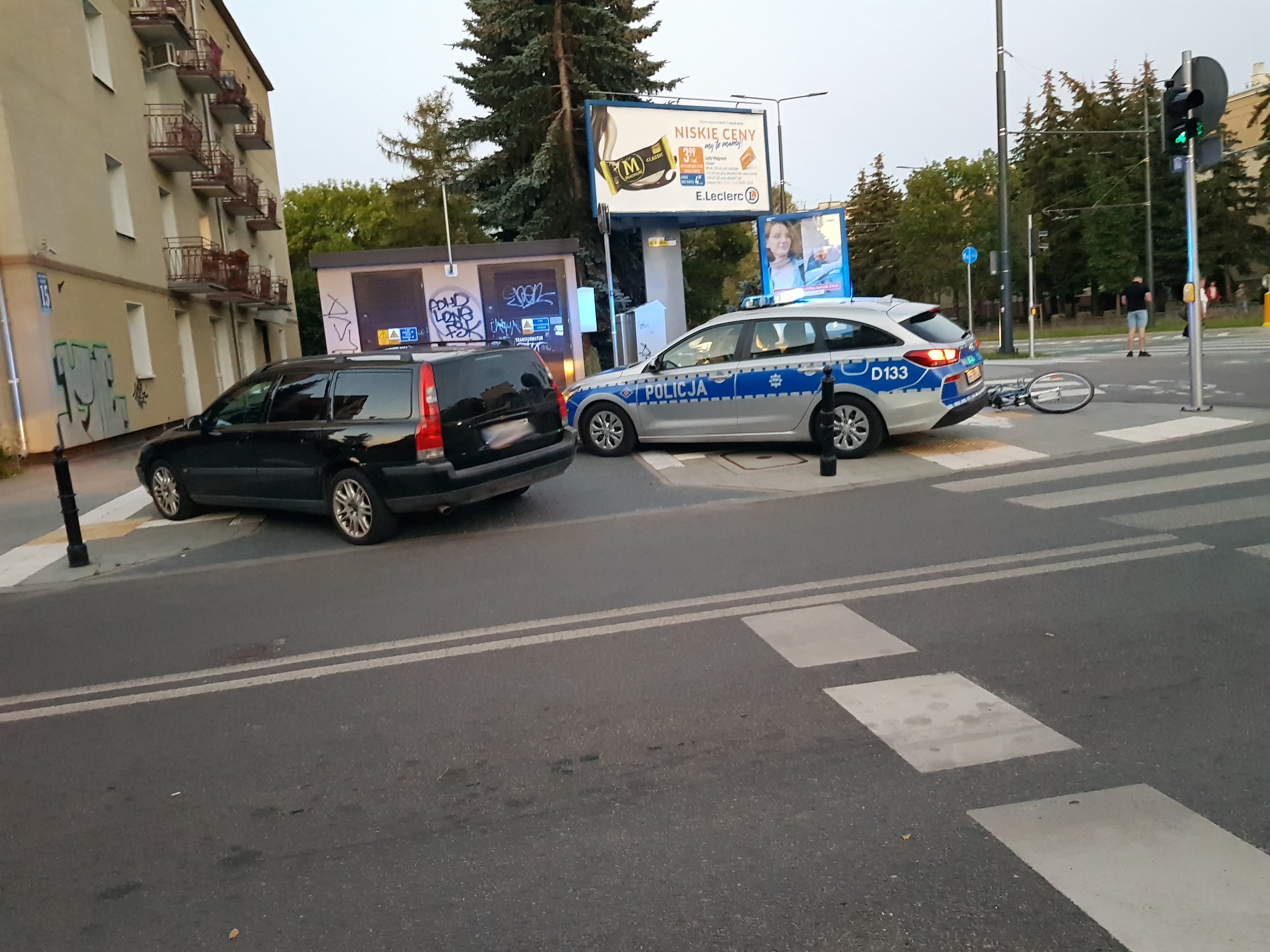 Przepuścił pieszych, nie zauważył jadącego rowerzysty. Cyklista trafił do szpitala (zdjęcia)