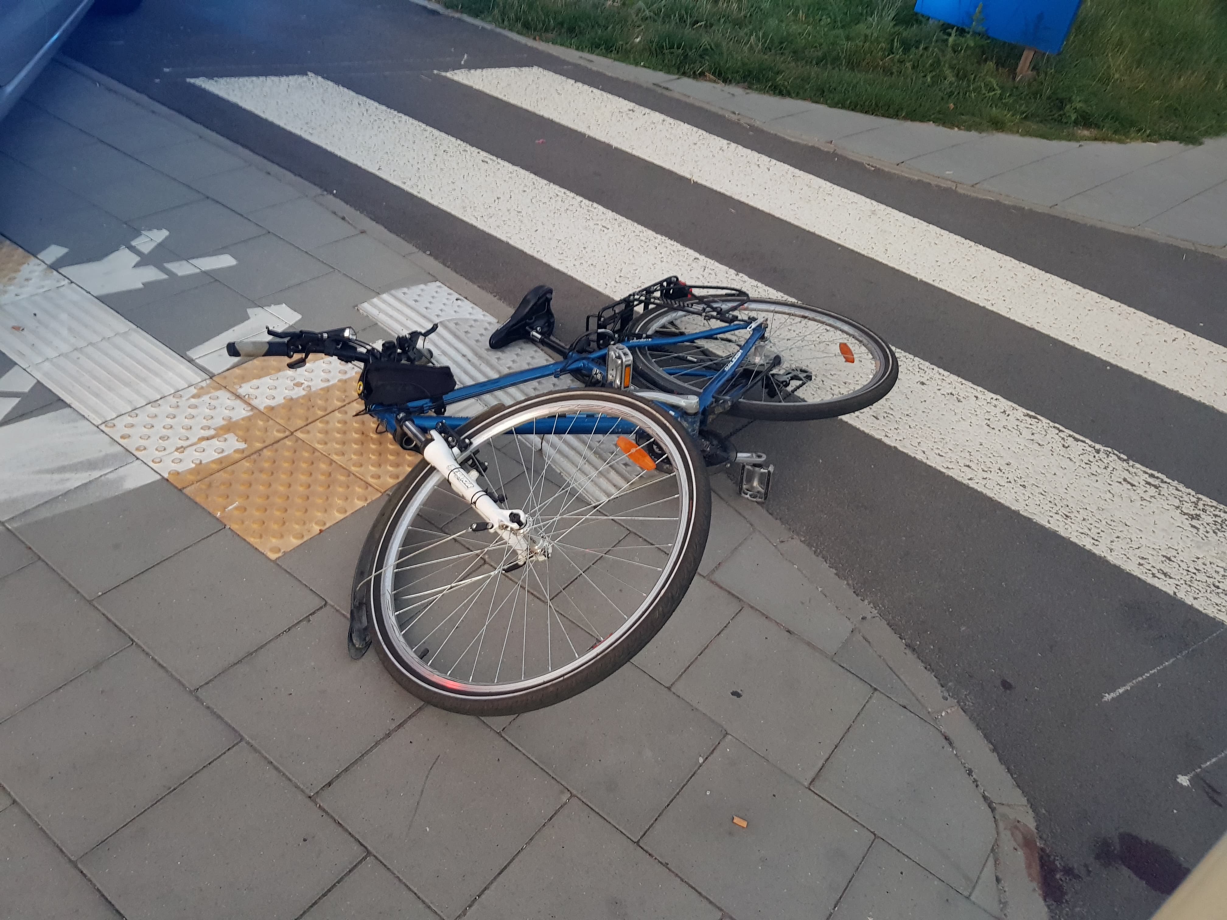 Przepuścił pieszych, nie zauważył jadącego rowerzysty. Cyklista trafił do szpitala (zdjęcia)