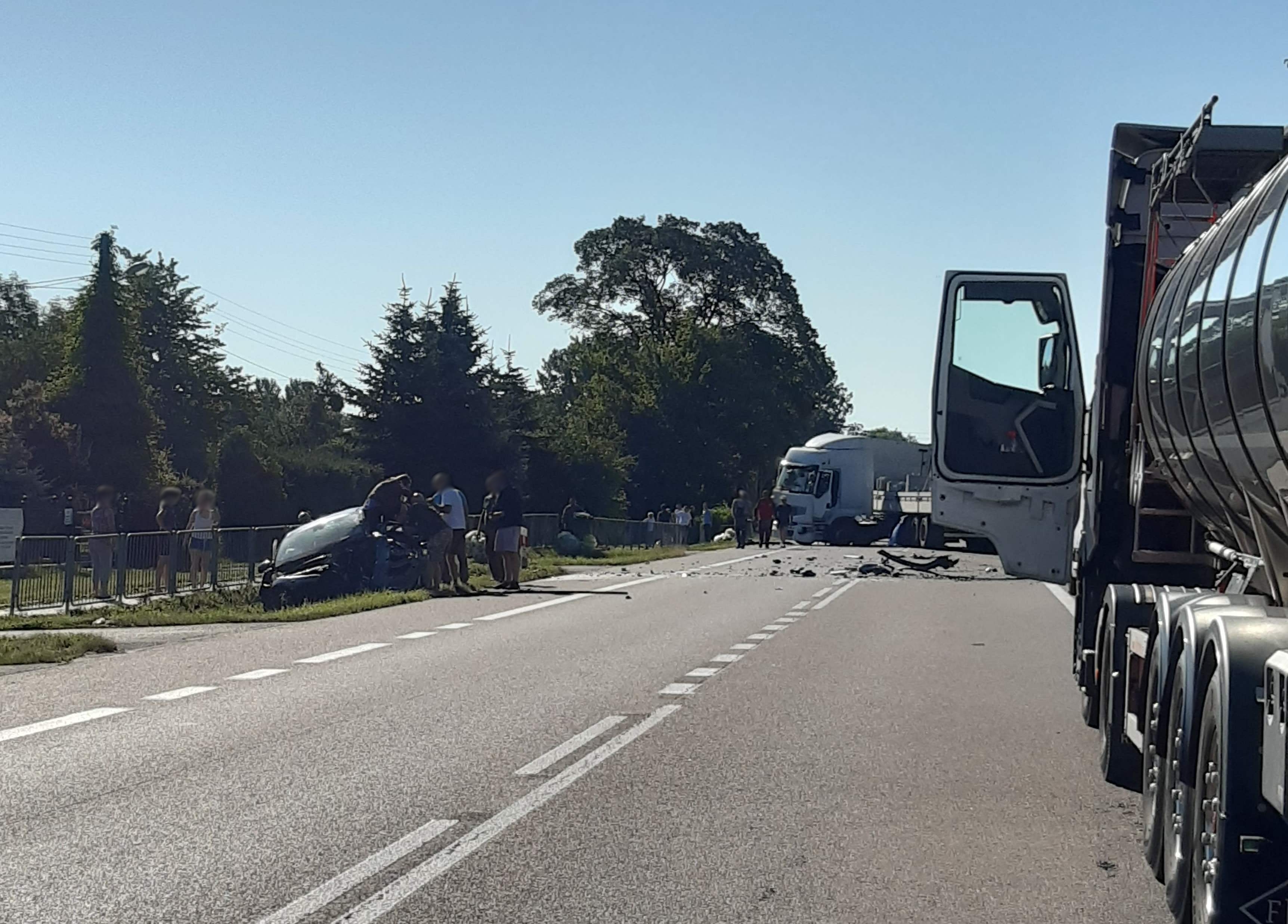 Po zderzeniu ciężarówki z pojazdem osobowym zablokowana droga krajowa nr 17 (zdjęcia)