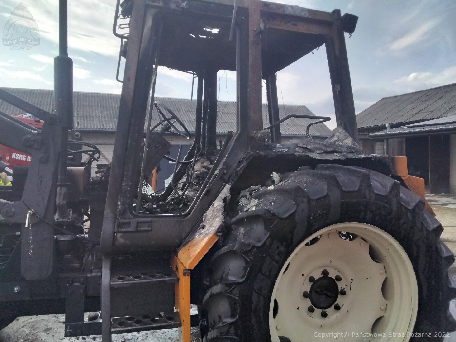 Strażacy walczyli z pożarem budynku gospodarczego. Ogień częściowo strawił ciągnik rolniczy (zdjęcia)