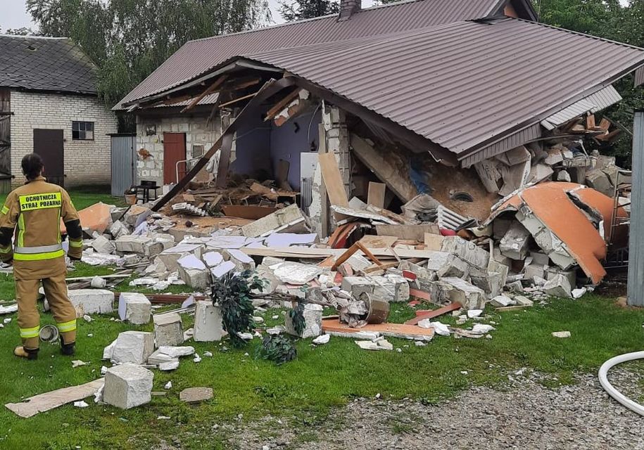 Wybuch gazu z butli w domu jednorodzinnym. W akcji ratunkowej śmigłowiec LPR (zdjęcia)