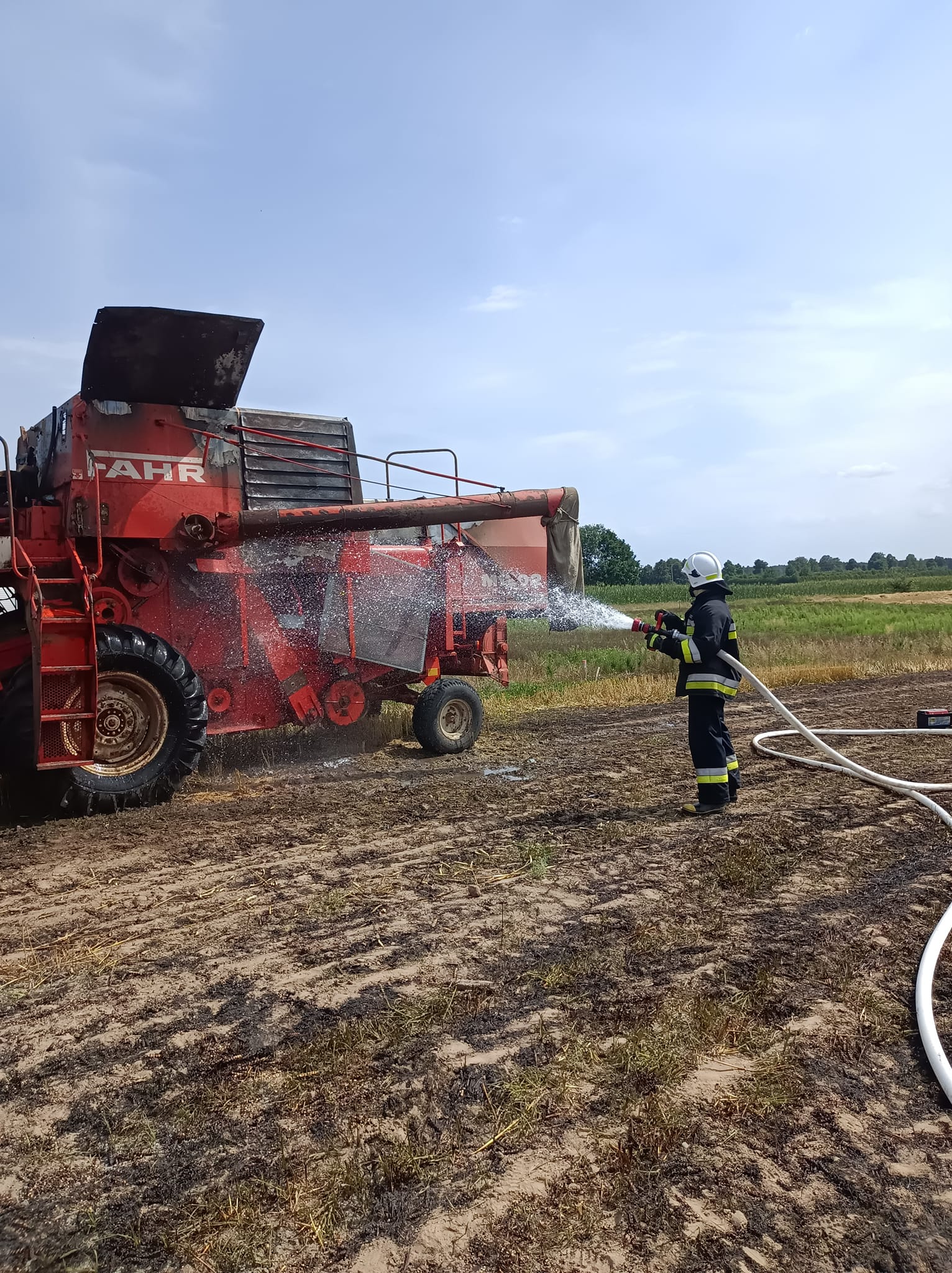 Strażacy gasili pożar kombajnu. Jedna osoba poszkodowana (zdjęcia)