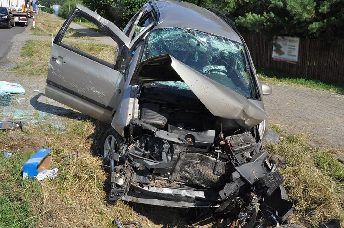 Zasnął za kierownicą, volkswagen wjechał do rowu. Młody mężczyzna trafił do szpitala (zdjęcia)