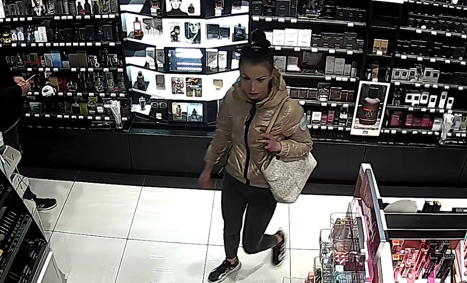 Młoda kobieta poszukiwana do sprawy kradzieży perfum. Zarejestrował ją monitoring (zdjęcia)