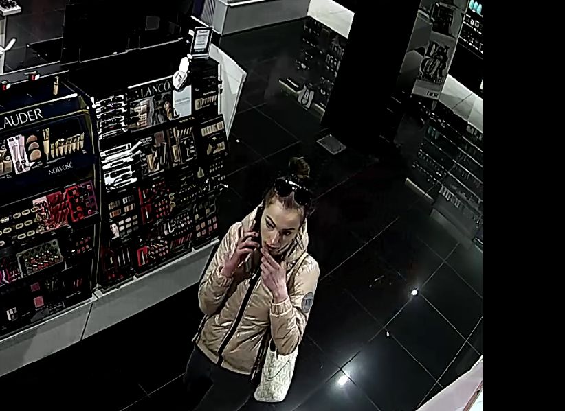 Młoda kobieta poszukiwana do sprawy kradzieży perfum. Zarejestrował ją monitoring (zdjęcia)