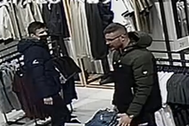 Ze sklepu zniknęło 13 par spodni. Policjanci poszukują tych mężczyzn (zdjęcia)