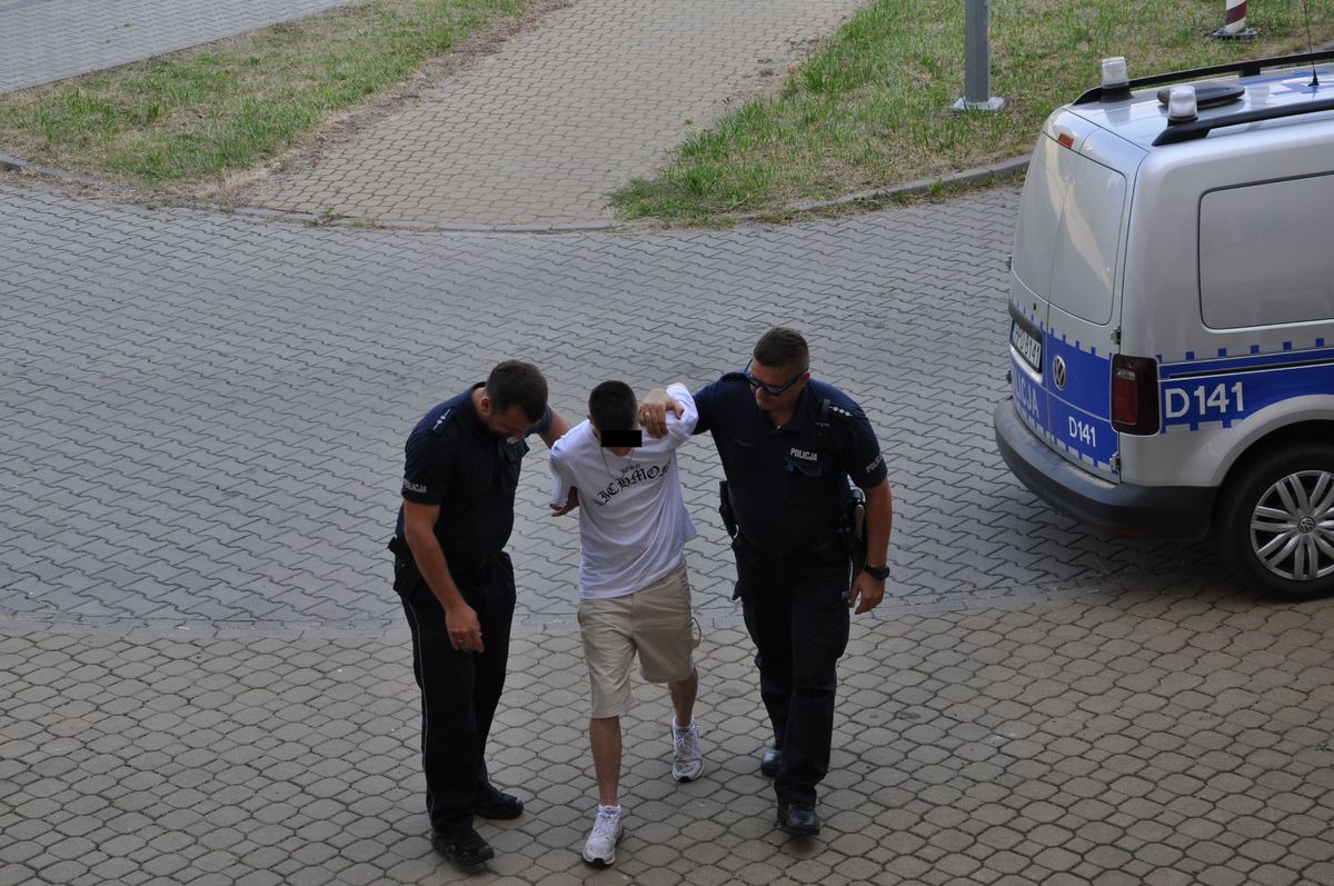 W trakcie mszy pili alkohol i palili papierosy. Oddali mocz na krzyż (zdjęcia)