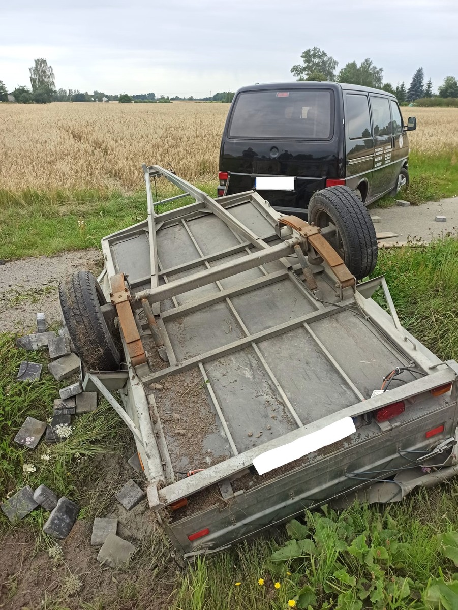 Wypadek na prostym odcinku drogi. Volkswagen zatrzymał się w rowie, przyczepka przewróciła się (zdjęcia)