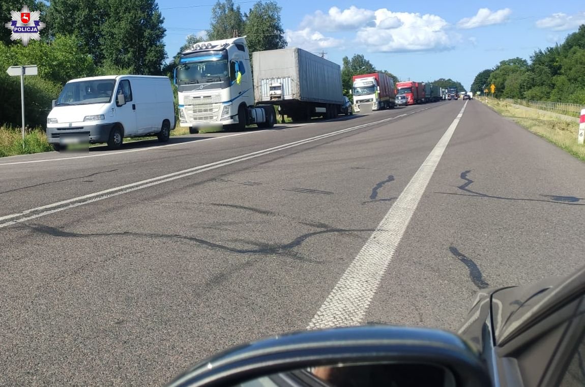 Policjanci w rejonie granicy „dyscyplinują” kierowców ciężarówek (zdjęcia)